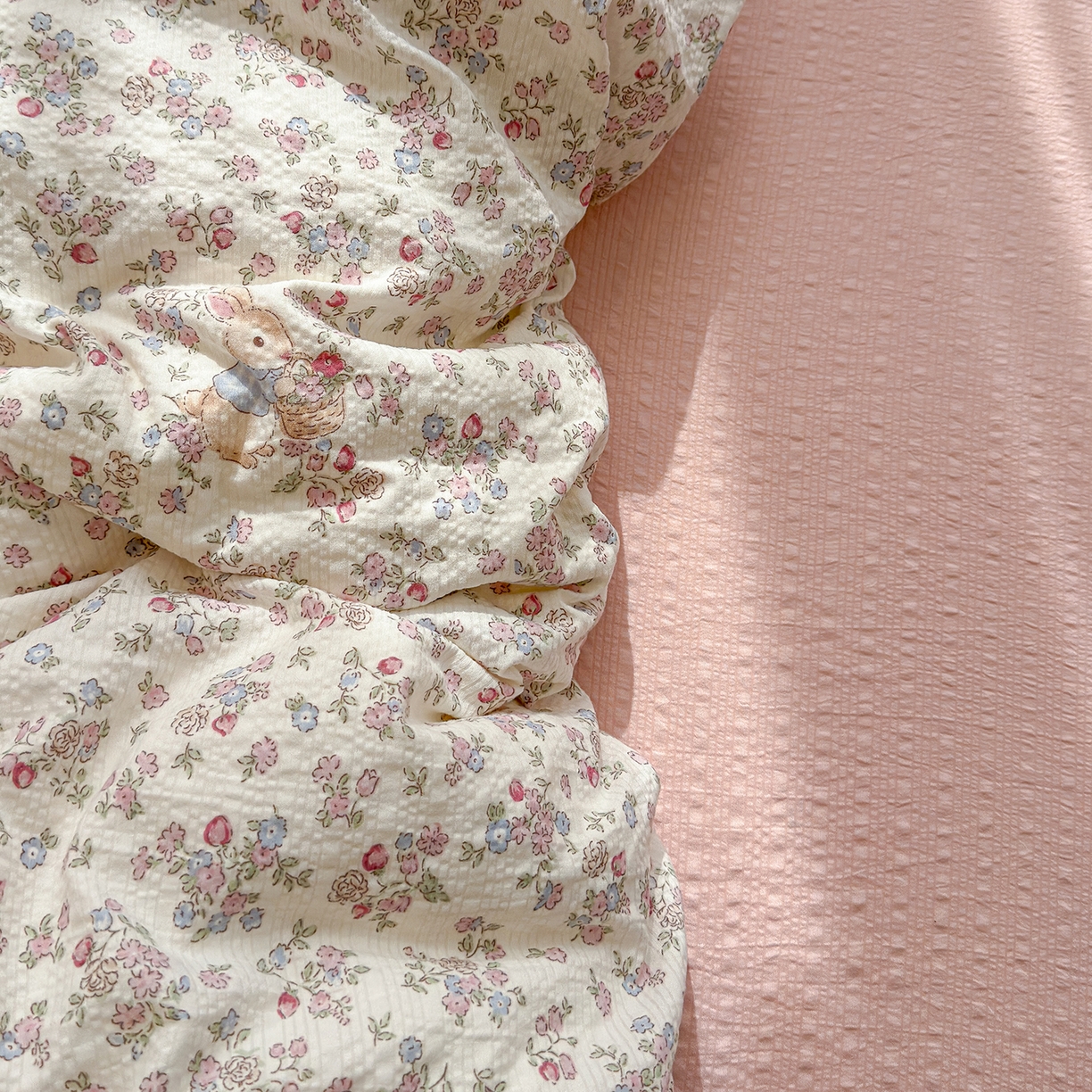 91家纺网 家纺一手货源 找家纺 铺尚美家纺 2026春夏新品高克重A类泡芙纱泡泡皱皱纱四件套 梅果小兔