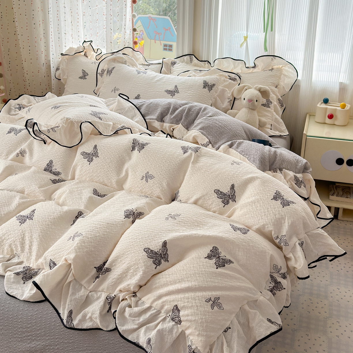 91家纺网 家纺一手货源 找家纺 德比尔斯 2026新款小清新110g高品质直播热卖款A类木耳花边泡芙棉四件套 蝴蝶