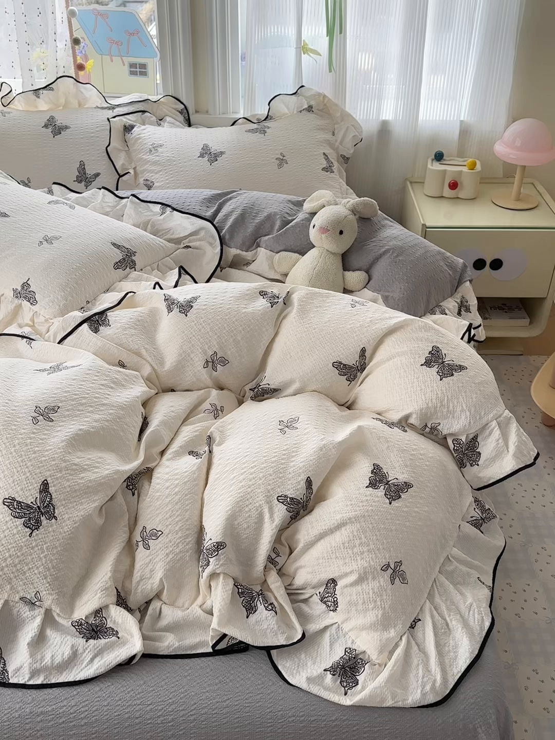 91家纺网 家纺一手货源 找家纺 德比尔斯 2026新款小清新110g高品质直播热卖款A类木耳花边泡芙棉四件套 蝴蝶