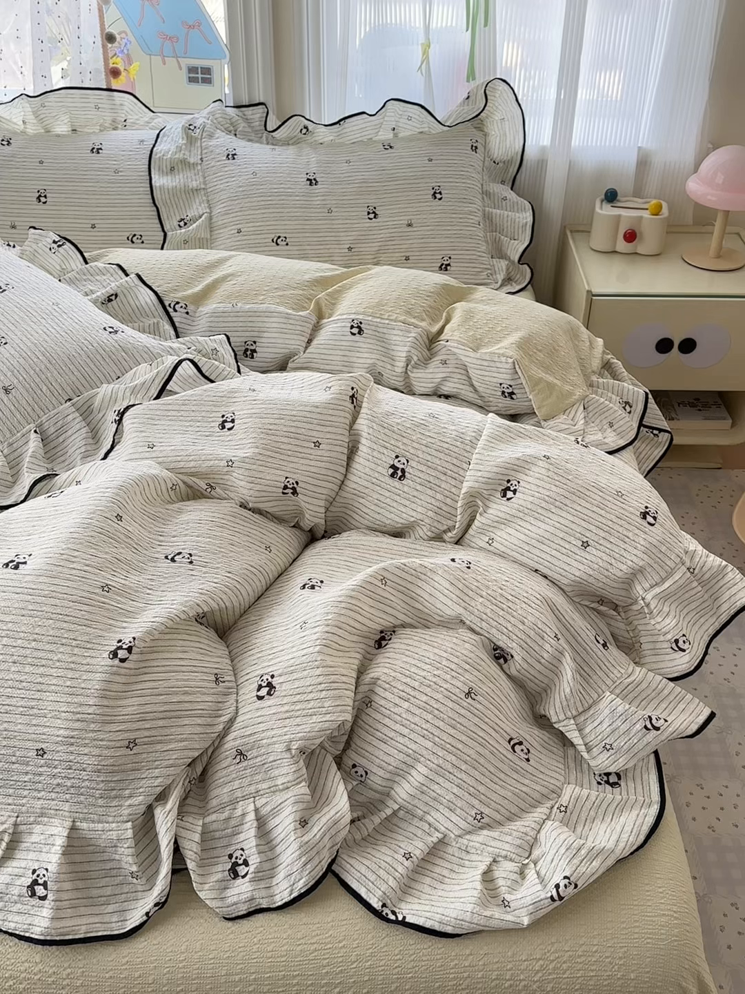 91家纺网 家纺一手货源 找家纺 德比尔斯 2026新款小清新110g高品质直播热卖款A类木耳花边泡芙棉四件套 可爱熊猫