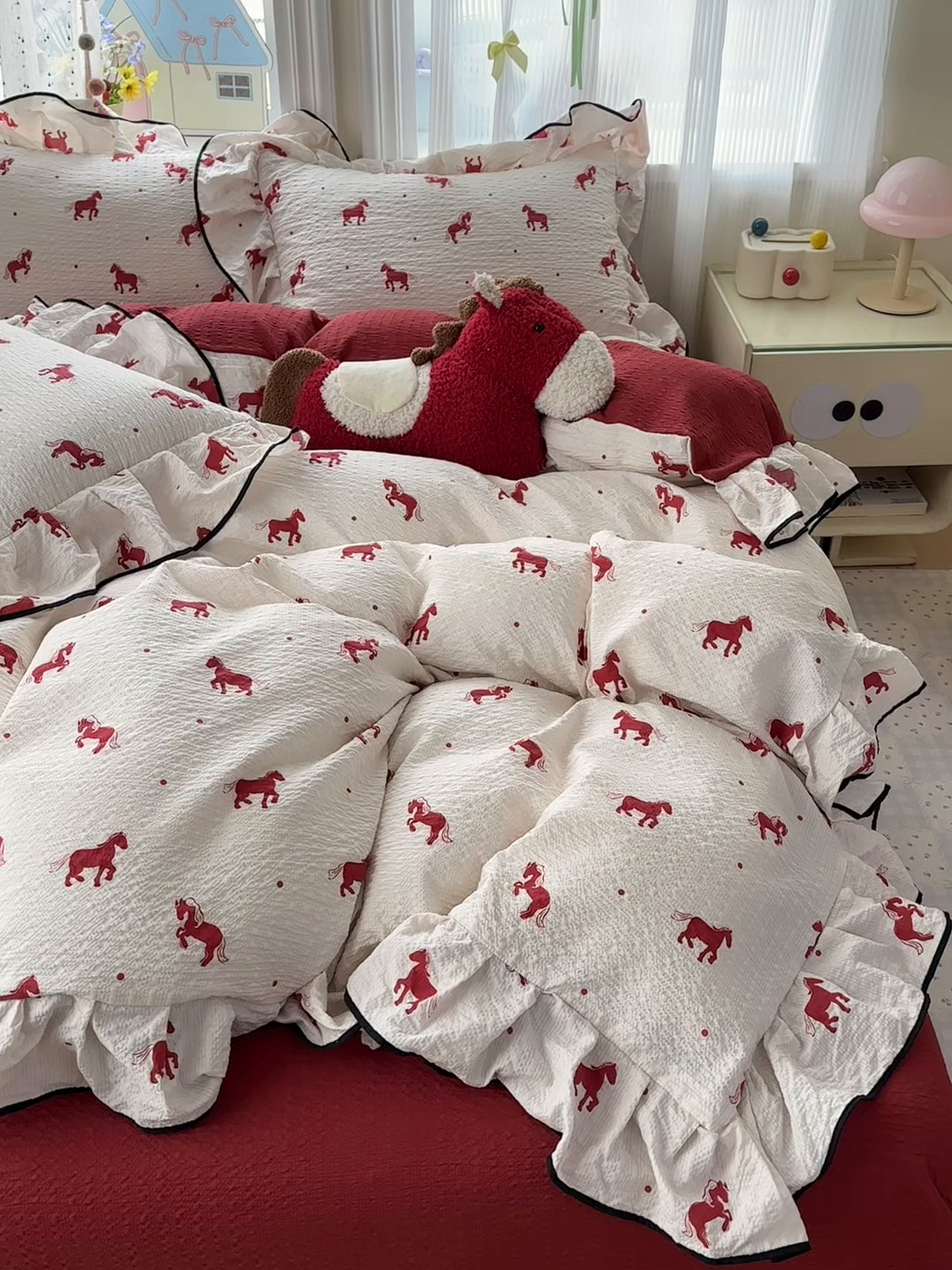 91家纺网 家纺一手货源 找家纺 德比尔斯 2026新款小清新110g高品质直播热卖款A类木耳花边泡芙棉四件套 马上有钱