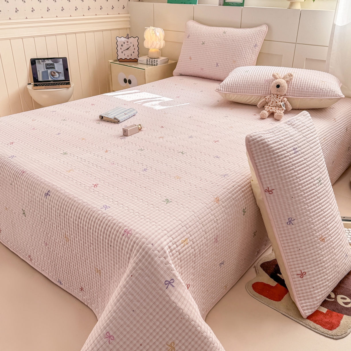 91家纺网 家纺一手货源 找家纺 康纳利 2026新款全棉床盖学生夹棉薄款床盖床垫三件套四季通用 蝴蝶结粉