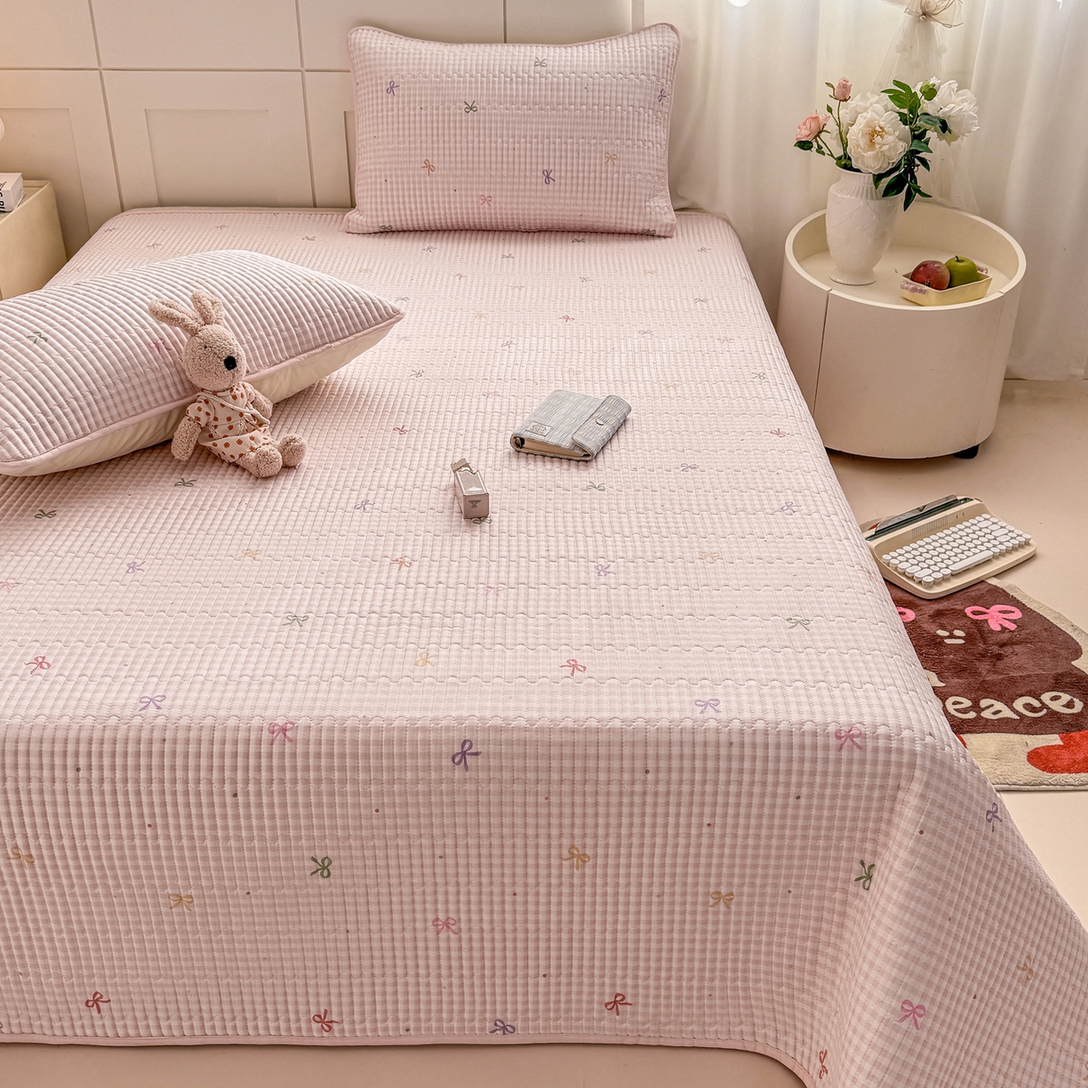 91家纺网 家纺一手货源 找家纺 康纳利 2026新款全棉床盖学生夹棉薄款床盖床垫三件套四季通用 蝴蝶结粉