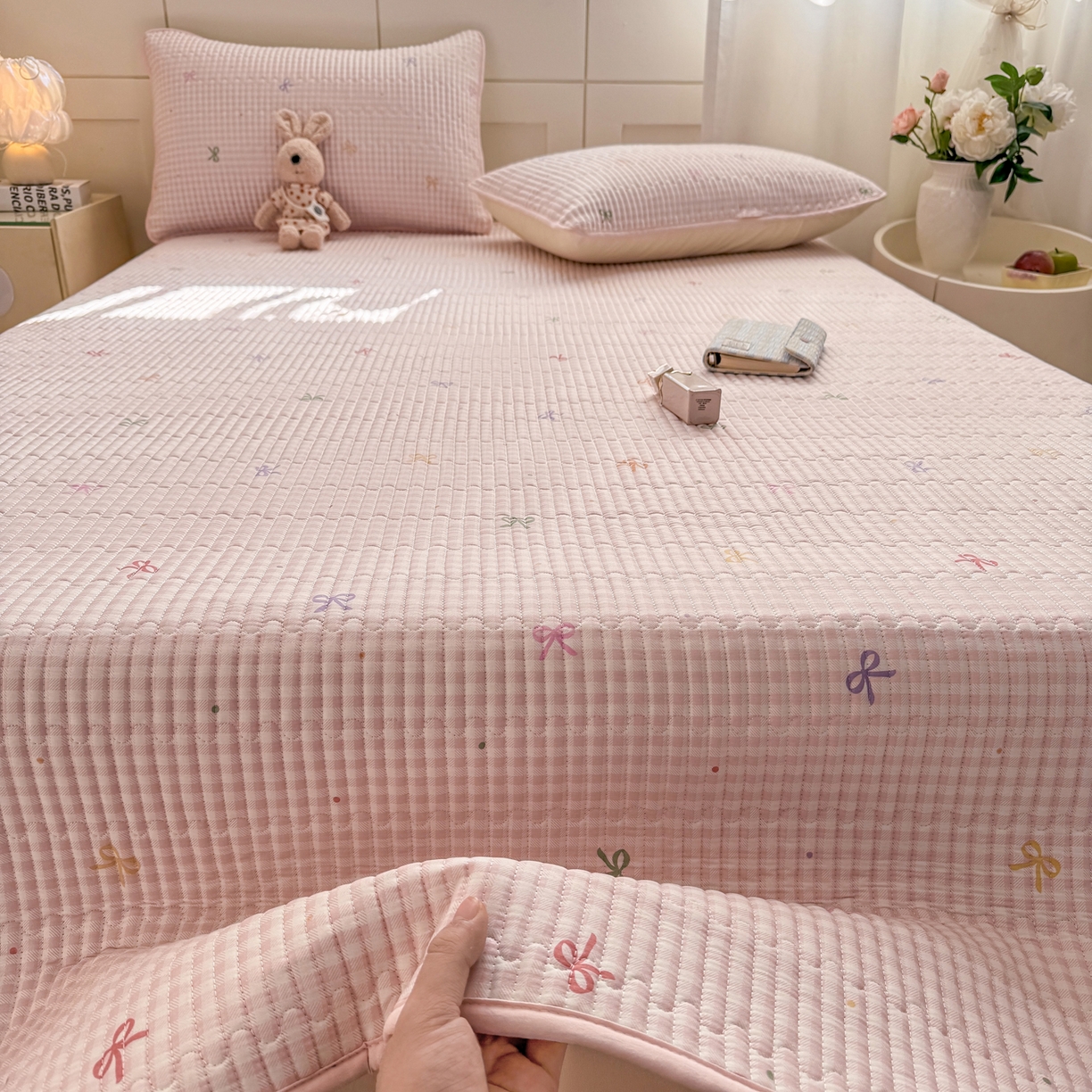 91家纺网 家纺一手货源 找家纺 康纳利 2026新款全棉床盖学生夹棉薄款床盖床垫三件套四季通用 蝴蝶结粉