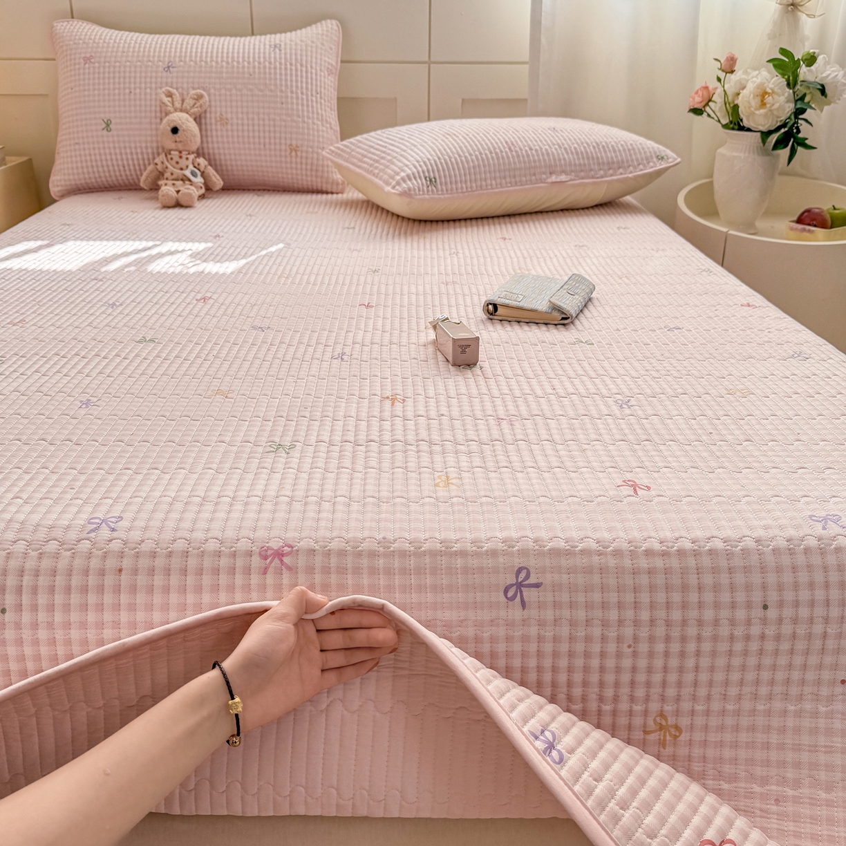 91家纺网 家纺一手货源 找家纺 康纳利 2026新款全棉床盖学生夹棉薄款床盖床垫三件套四季通用 蝴蝶结粉