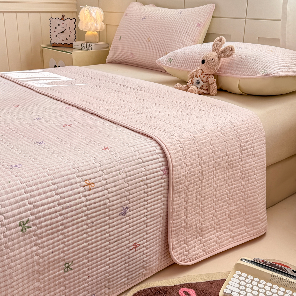 91家纺网 家纺一手货源 找家纺 康纳利 2026新款全棉床盖学生夹棉薄款床盖床垫三件套四季通用 蝴蝶结粉