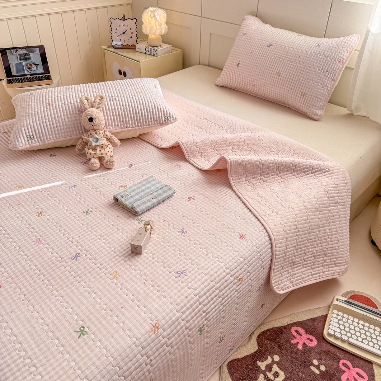 91家纺网 家纺一手货源 找家纺 康纳利 2026新款全棉床盖学生夹棉薄款床盖床垫三件套四季通用 蝴蝶结粉