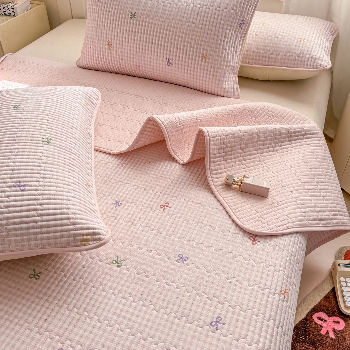 91家纺网 家纺一手货源 找家纺 康纳利 2026新款全棉床盖学生夹棉薄款床盖床垫三件套四季通用 蝴蝶结粉