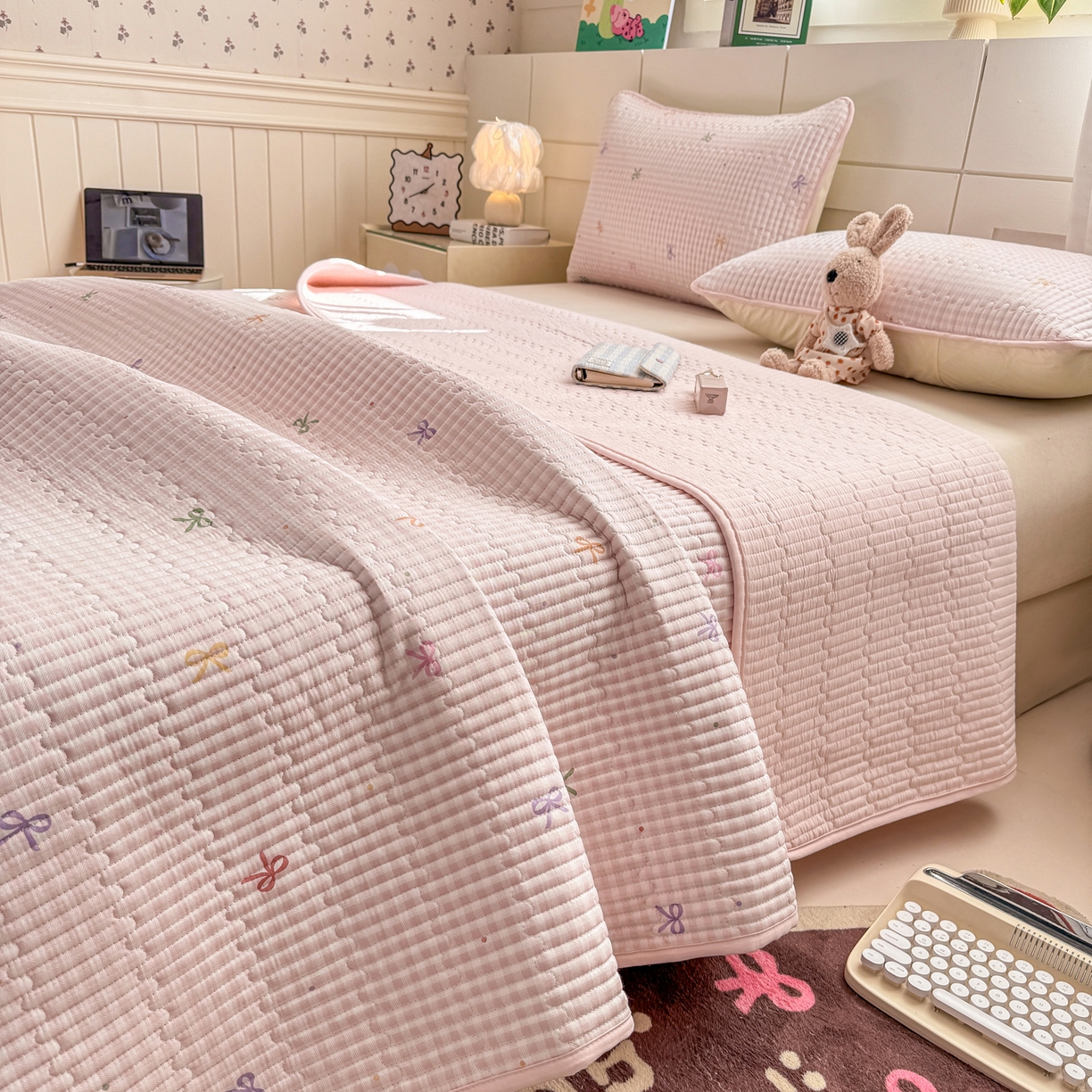 91家纺网 家纺一手货源 找家纺 康纳利 2026新款全棉床盖学生夹棉薄款床盖床垫三件套四季通用 蝴蝶结粉