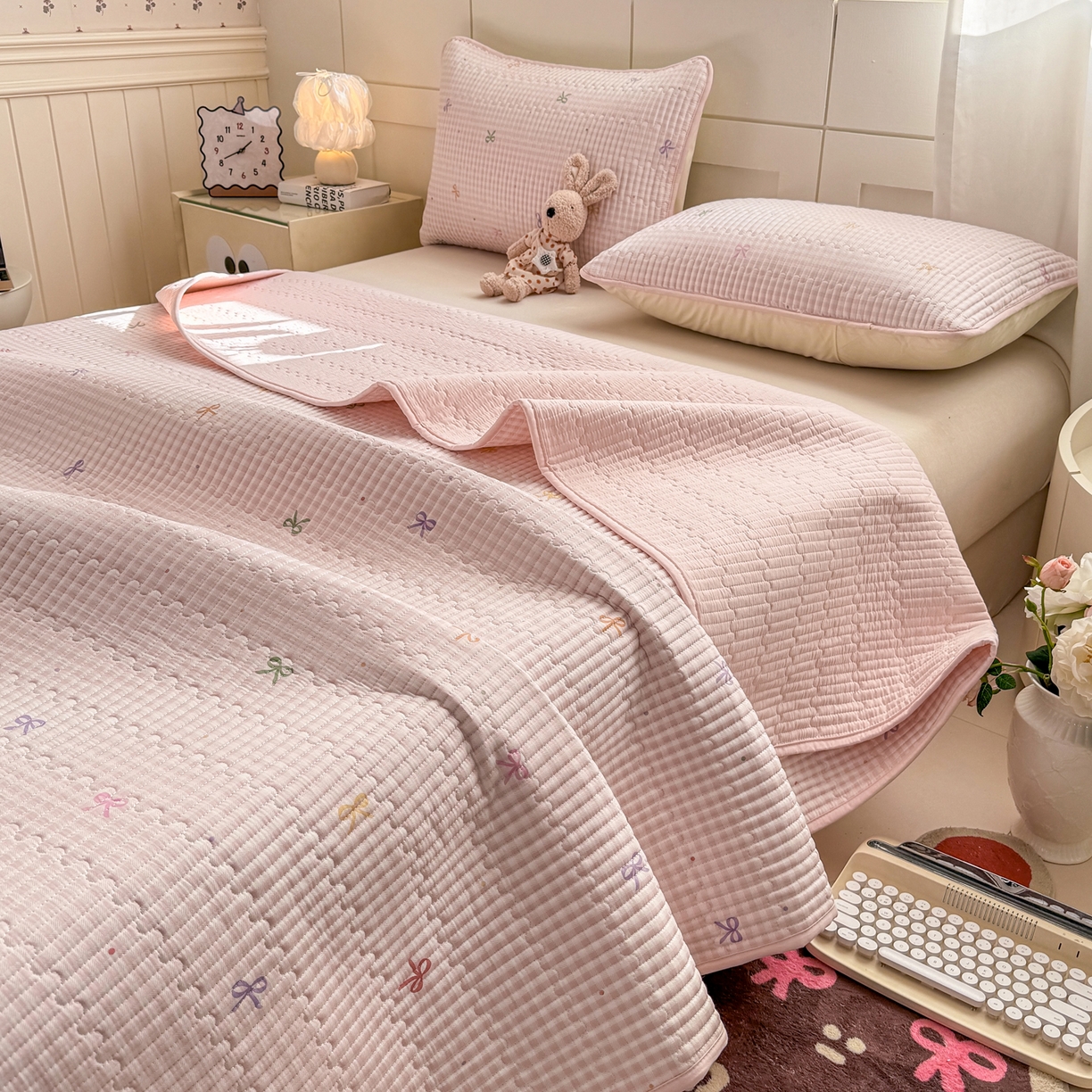 91家纺网 家纺一手货源 找家纺 康纳利 2026新款全棉床盖学生夹棉薄款床盖床垫三件套四季通用 蝴蝶结粉