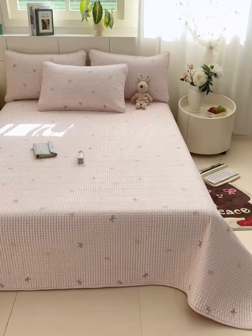 91家纺网 家纺一手货源 找家纺 康纳利 2026新款全棉床盖学生夹棉薄款床盖床垫三件套四季通用 蝴蝶结粉