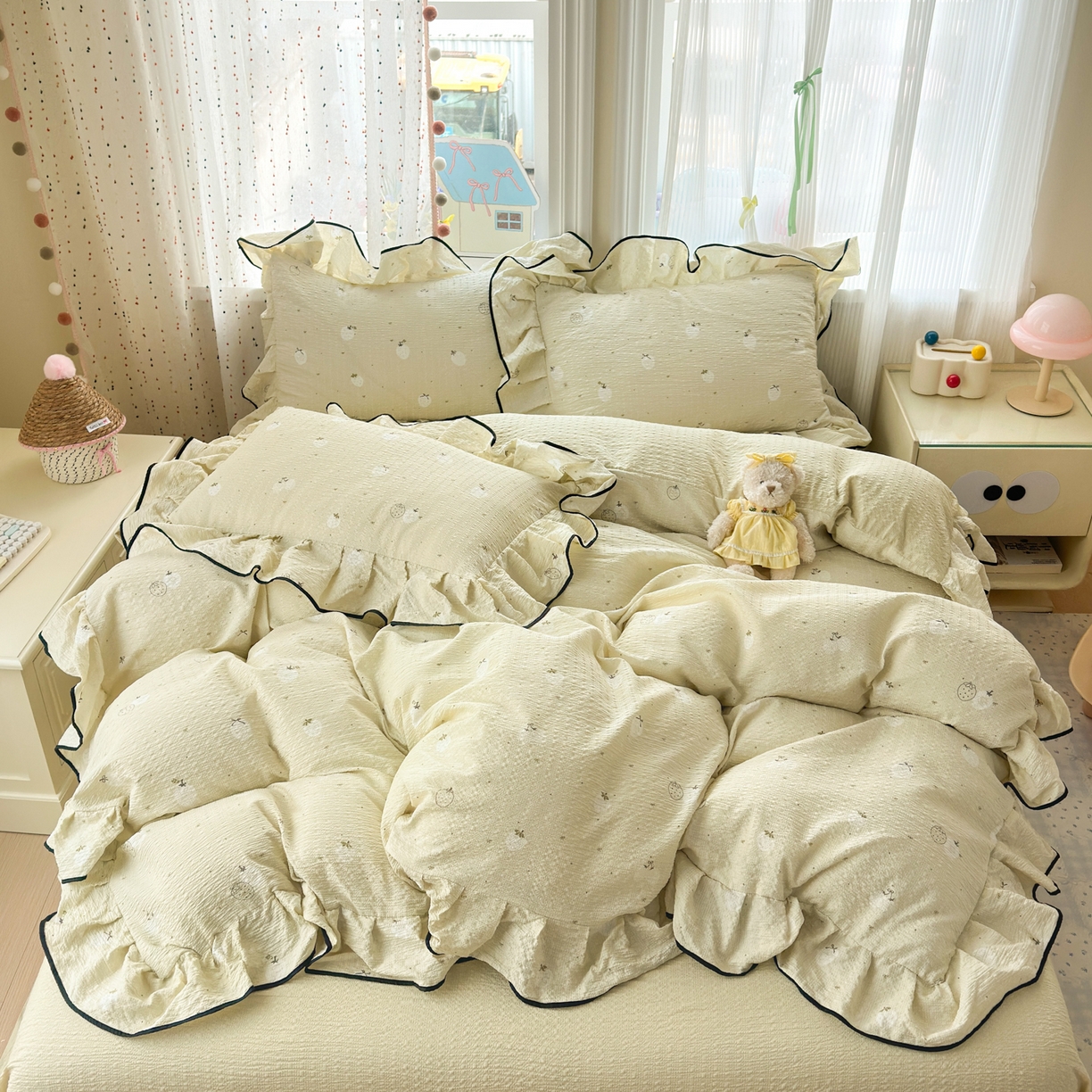 91家纺网 家纺一手货源 找家纺 德比尔斯 2026新款小清新110g高品质直播热卖款A类木耳花边泡芙棉四件套 手绘草莓