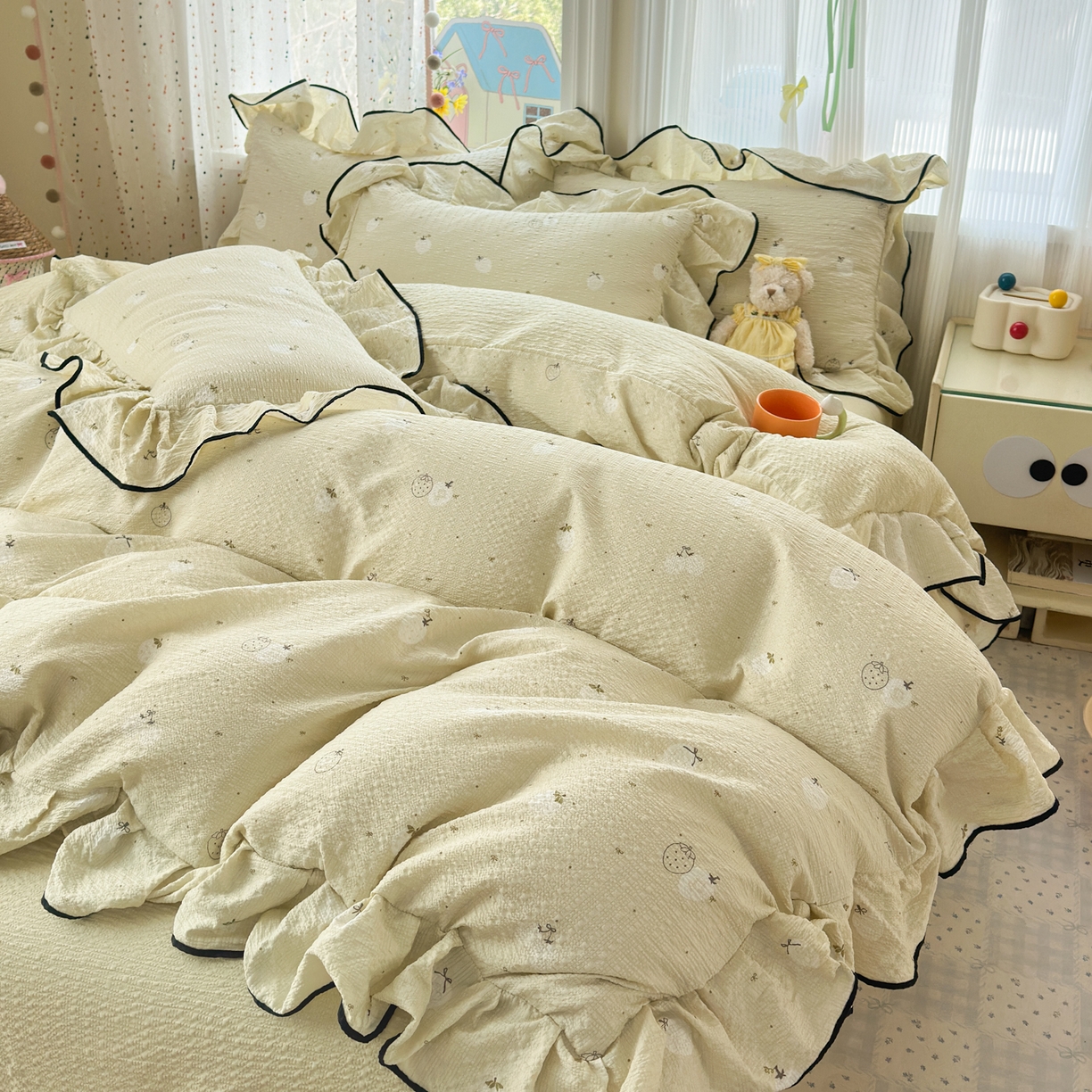 91家纺网 家纺一手货源 找家纺 德比尔斯 2026新款小清新110g高品质直播热卖款A类木耳花边泡芙棉四件套 手绘草莓