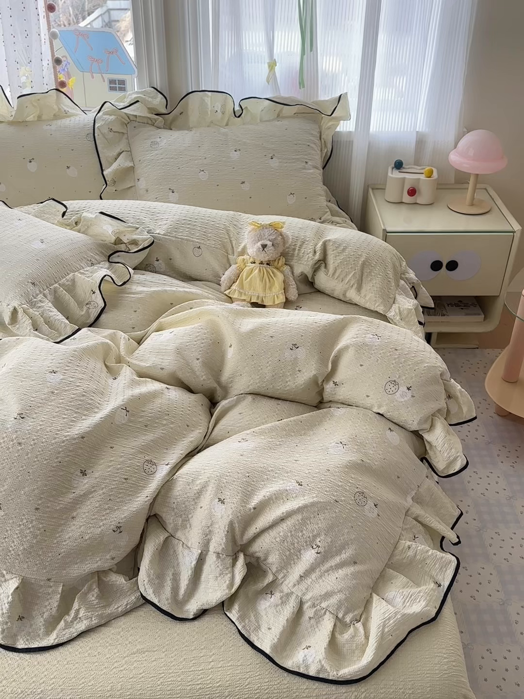 91家纺网 家纺一手货源 找家纺 德比尔斯 2026新款小清新110g高品质直播热卖款A类木耳花边泡芙棉四件套 手绘草莓