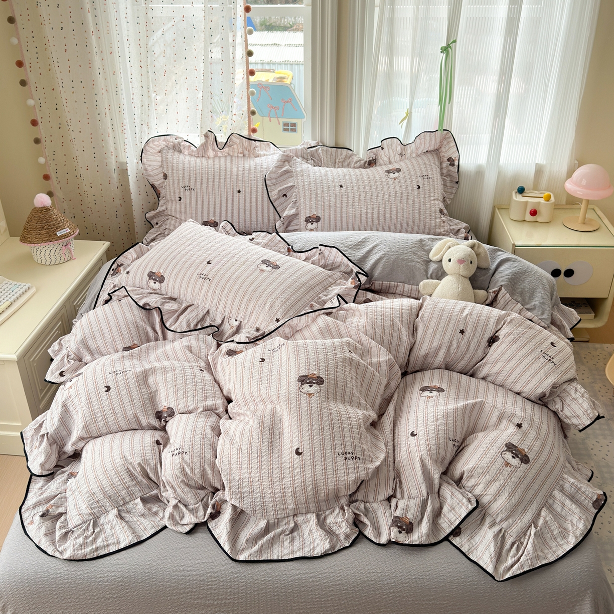 91家纺网 家纺一手货源 找家纺 德比尔斯 2026新款小清新110g高品质直播热卖款A类木耳花边泡芙棉四件套 条纹狗