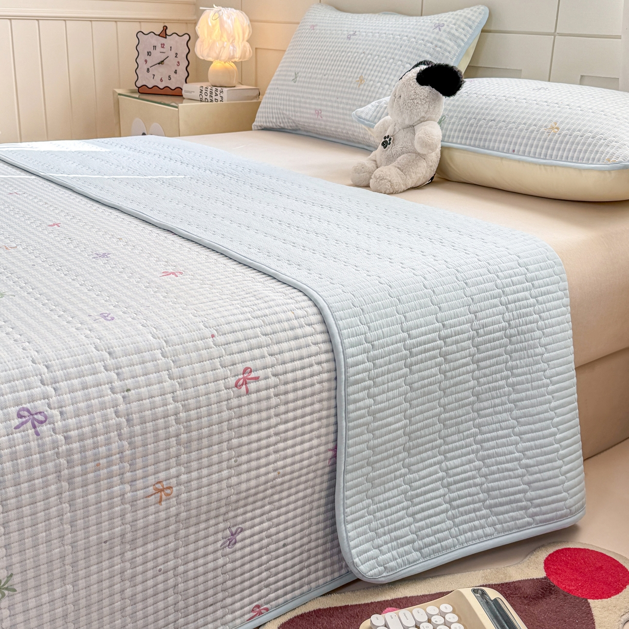 91家纺网 家纺一手货源 找家纺 康纳利 2026新款全棉床盖学生夹棉薄款床盖床垫三件套四季通用 蝴蝶结蓝