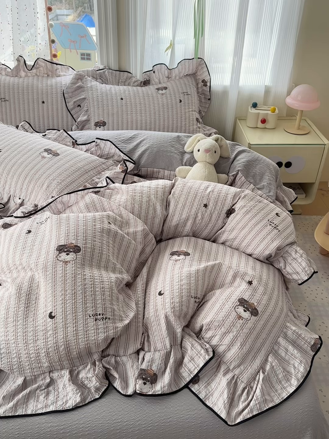 91家纺网 家纺一手货源 找家纺 德比尔斯 2026新款小清新110g高品质直播热卖款A类木耳花边泡芙棉四件套 条纹狗