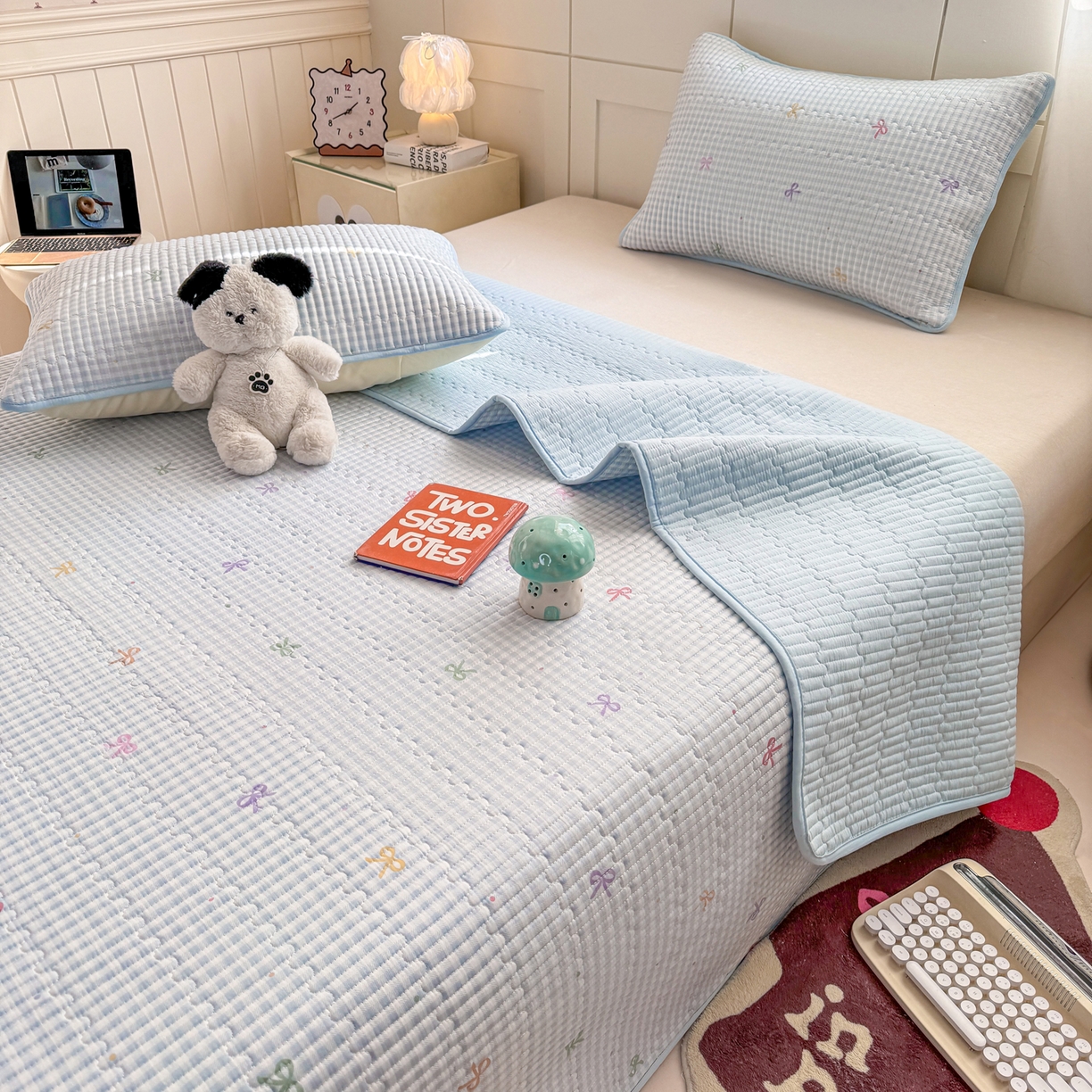 91家纺网 家纺一手货源 找家纺 康纳利 2026新款全棉床盖学生夹棉薄款床盖床垫三件套四季通用 蝴蝶结蓝