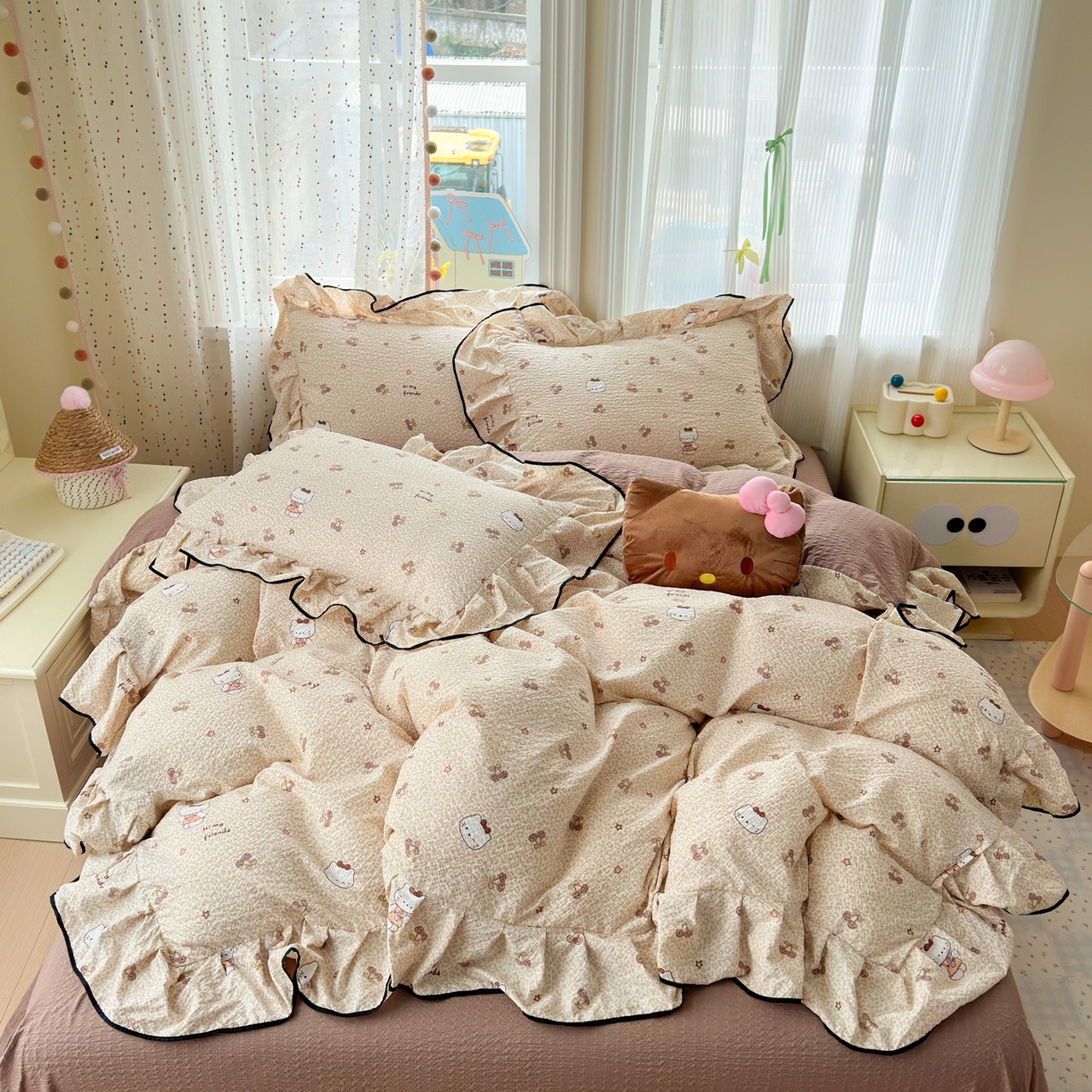 91家纺网 家纺一手货源 找家纺 德比尔斯 2026新款小清新110g高品质直播热卖款A类木耳花边泡芙棉四件套 樱桃小猫