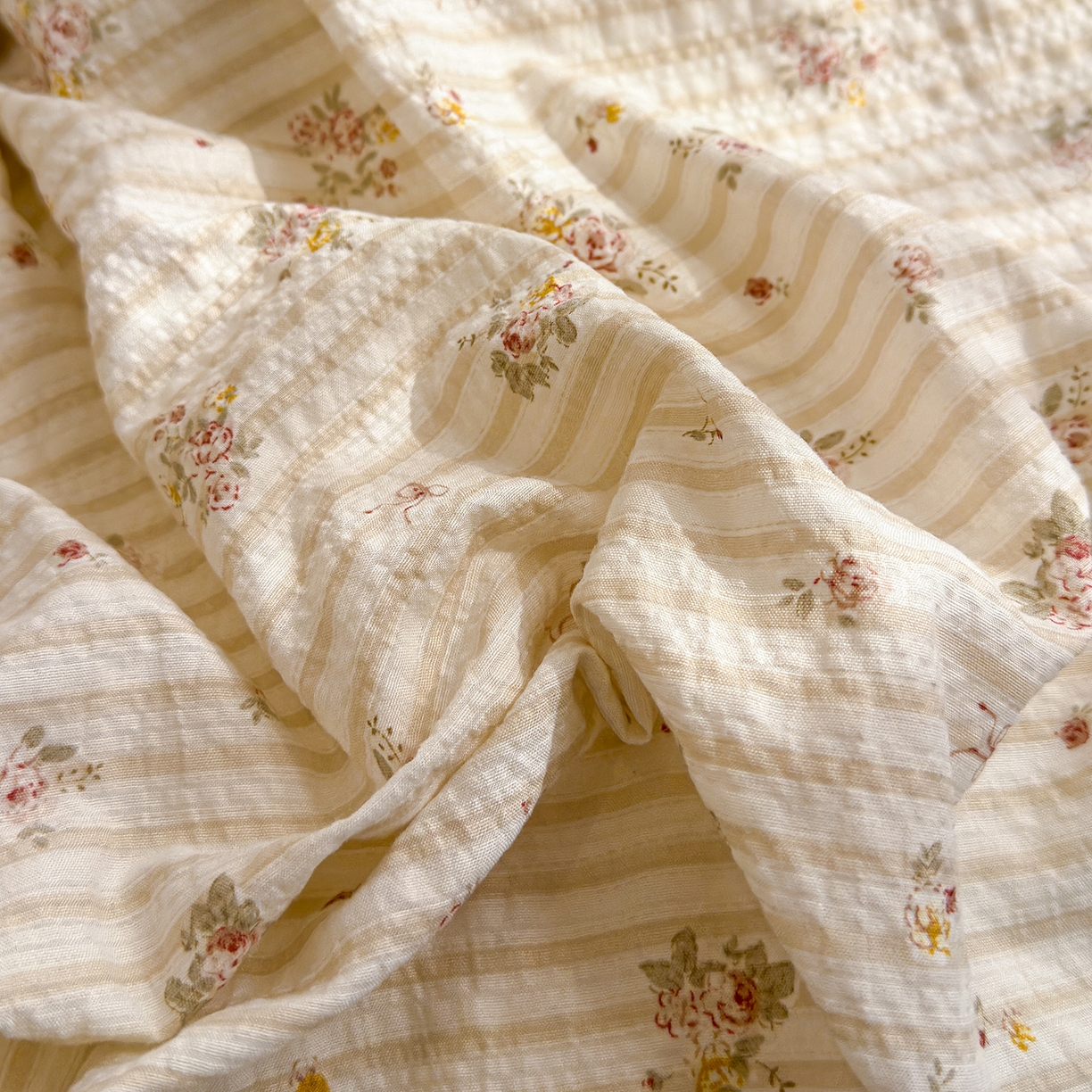 91家纺网 家纺一手货源 找家纺 铺尚美家纺 2026春夏新品高克重A类泡芙纱泡泡皱皱纱四件套 浅唱花语