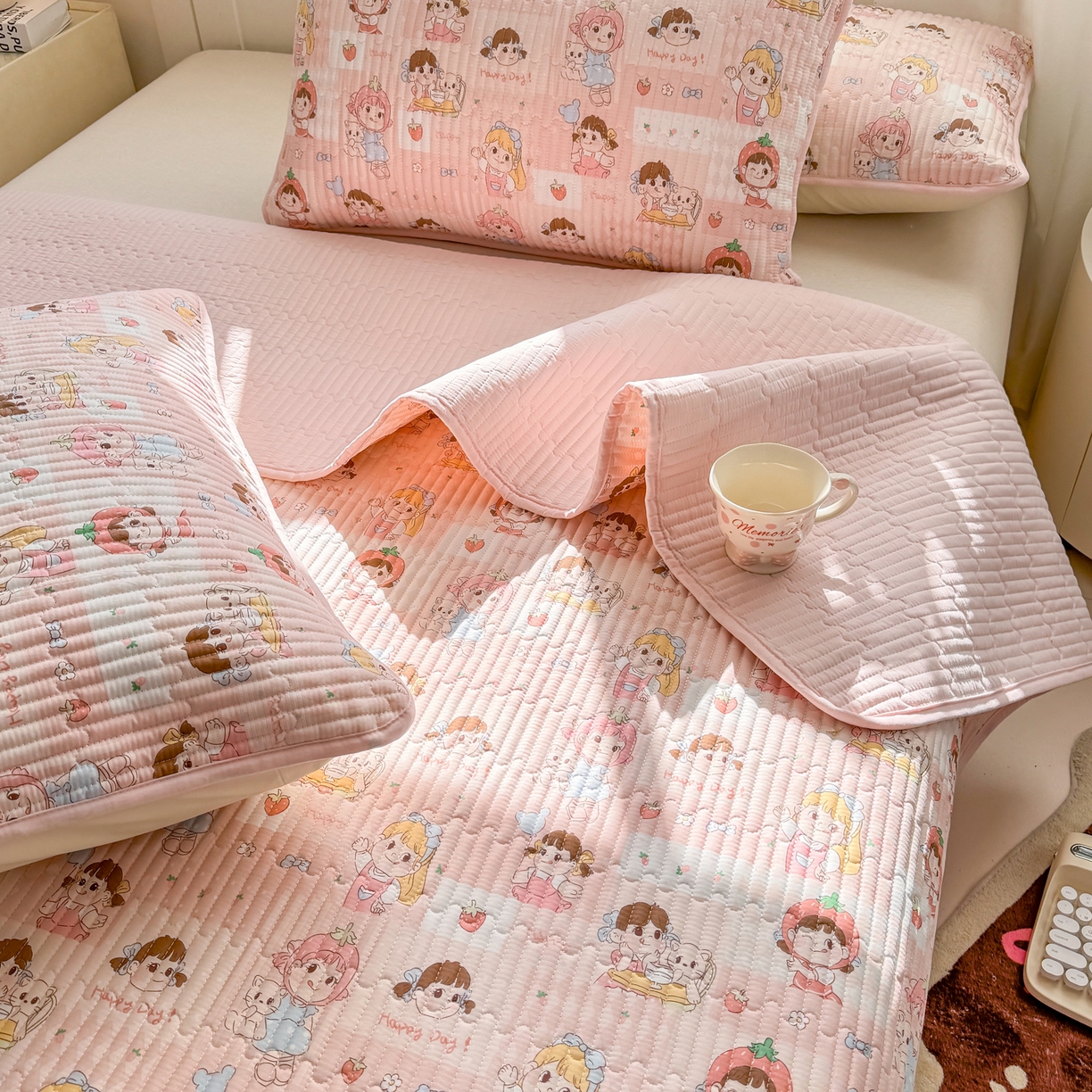 91家纺网 家纺一手货源 找家纺 康纳利 2026新款全棉床盖学生夹棉薄款床盖床垫三件套四季通用 欢乐伙伴