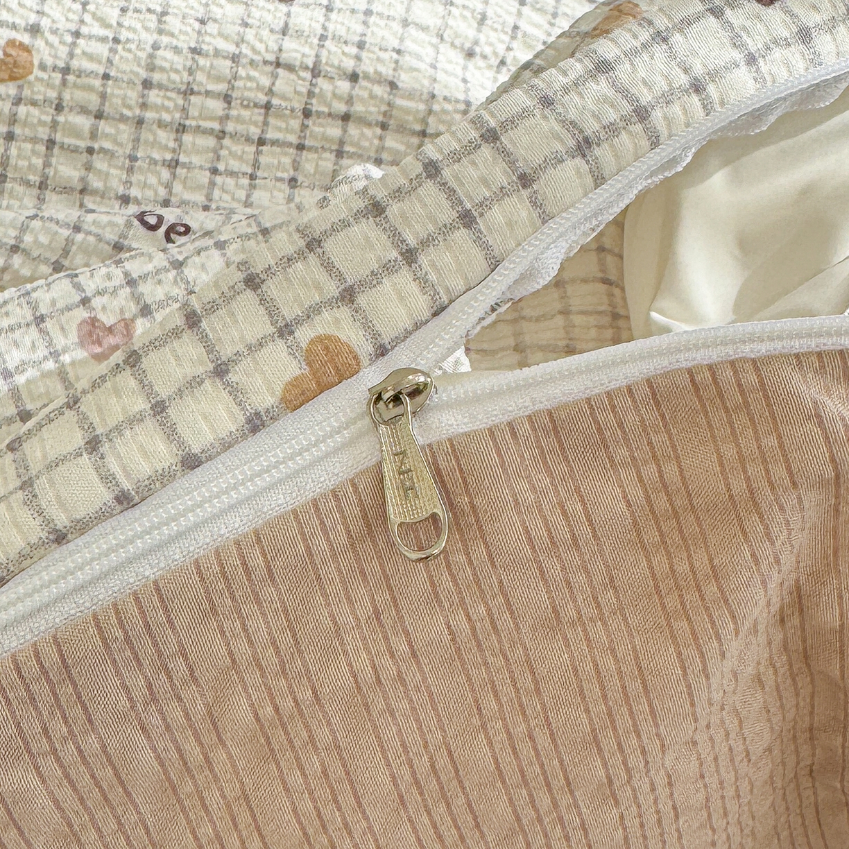 91家纺网 家纺一手货源 找家纺 铺尚美家纺 2026春夏新品高克重A类泡芙纱泡泡皱皱纱四件套 爱心小熊