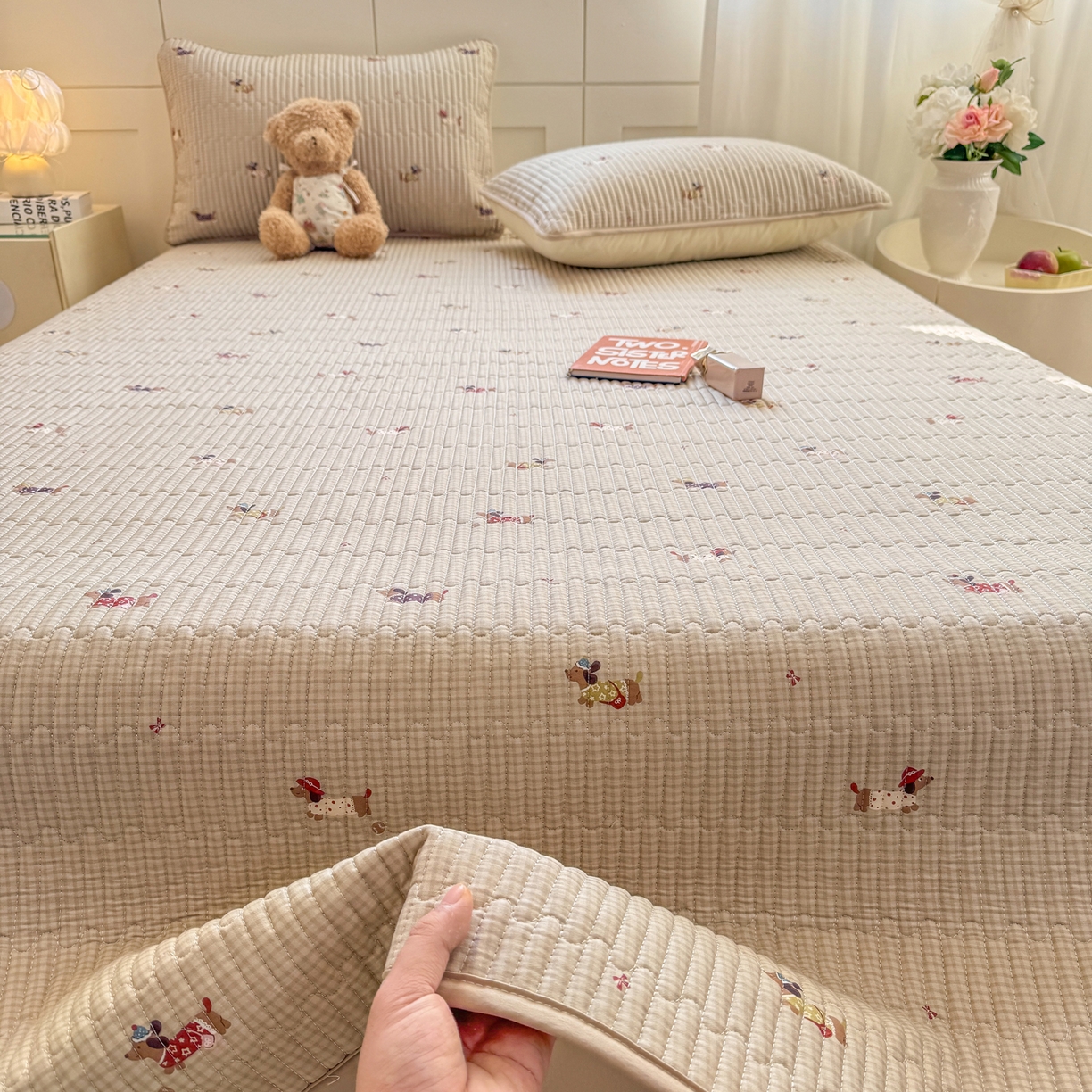 91家纺网 家纺一手货源 找家纺 康纳利 2026新款全棉床盖学生夹棉薄款床盖床垫三件套四季通用 腊肠狗