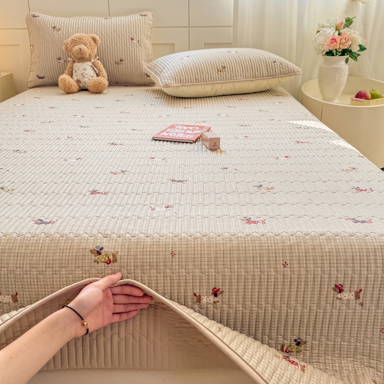 91家纺网 家纺一手货源 找家纺 康纳利 2026新款全棉床盖学生夹棉薄款床盖床垫三件套四季通用 腊肠狗