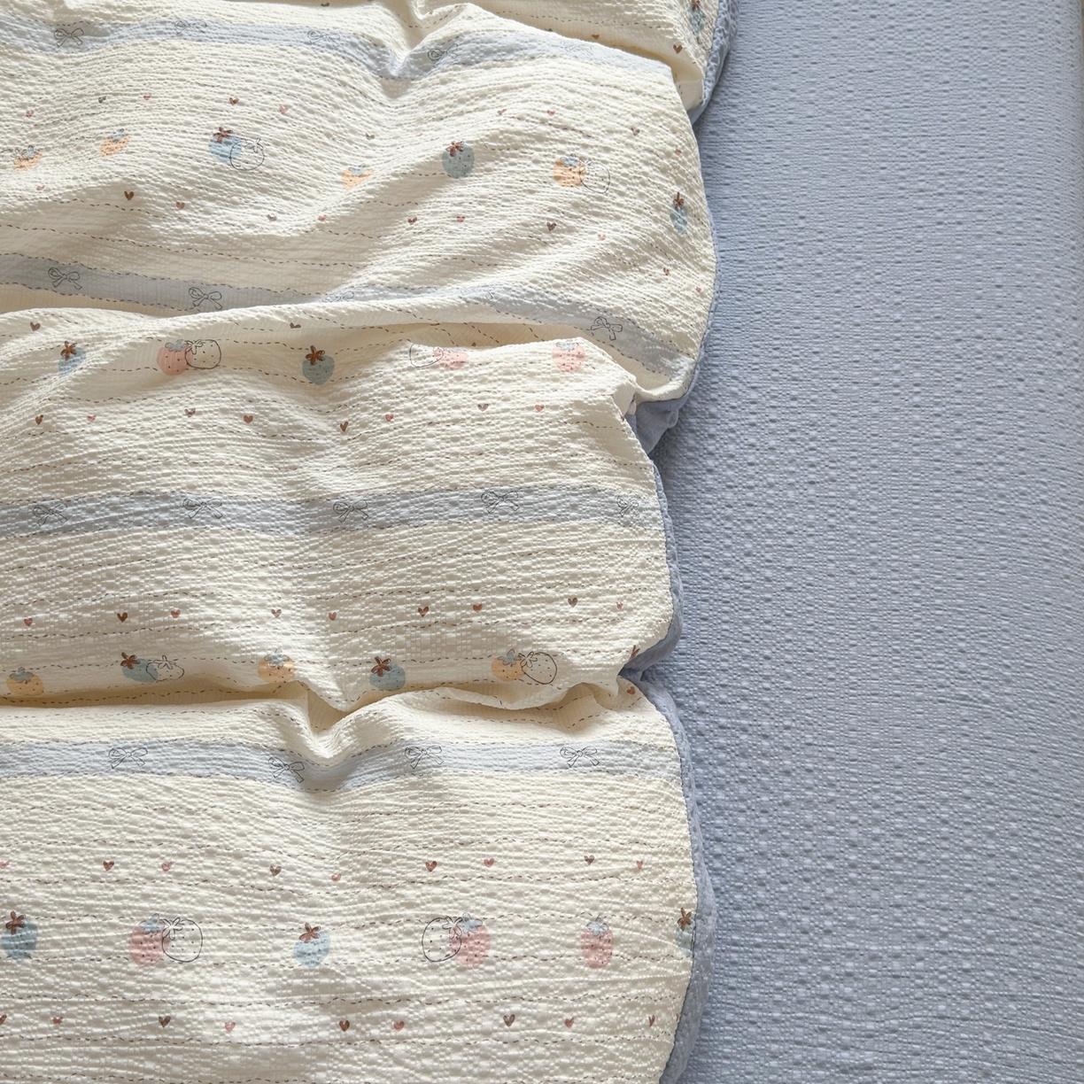 91家纺网 家纺一手货源 找家纺 德比尔斯 2026新款小清新110g高品质直播热卖款A类泡芙棉四件套 爱心草莓