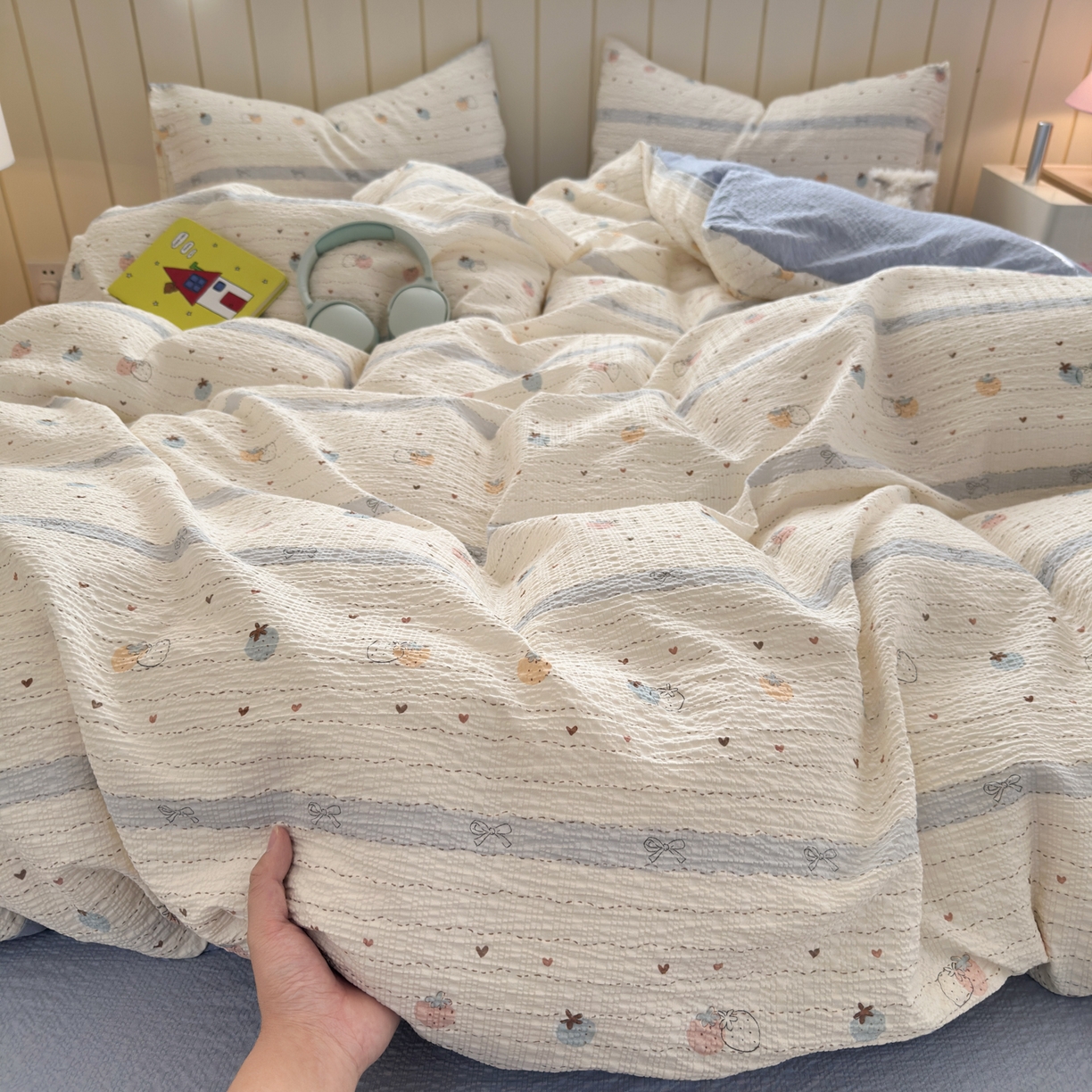 91家纺网 家纺一手货源 找家纺 德比尔斯 2026新款小清新110g高品质直播热卖款A类泡芙棉四件套 爱心草莓