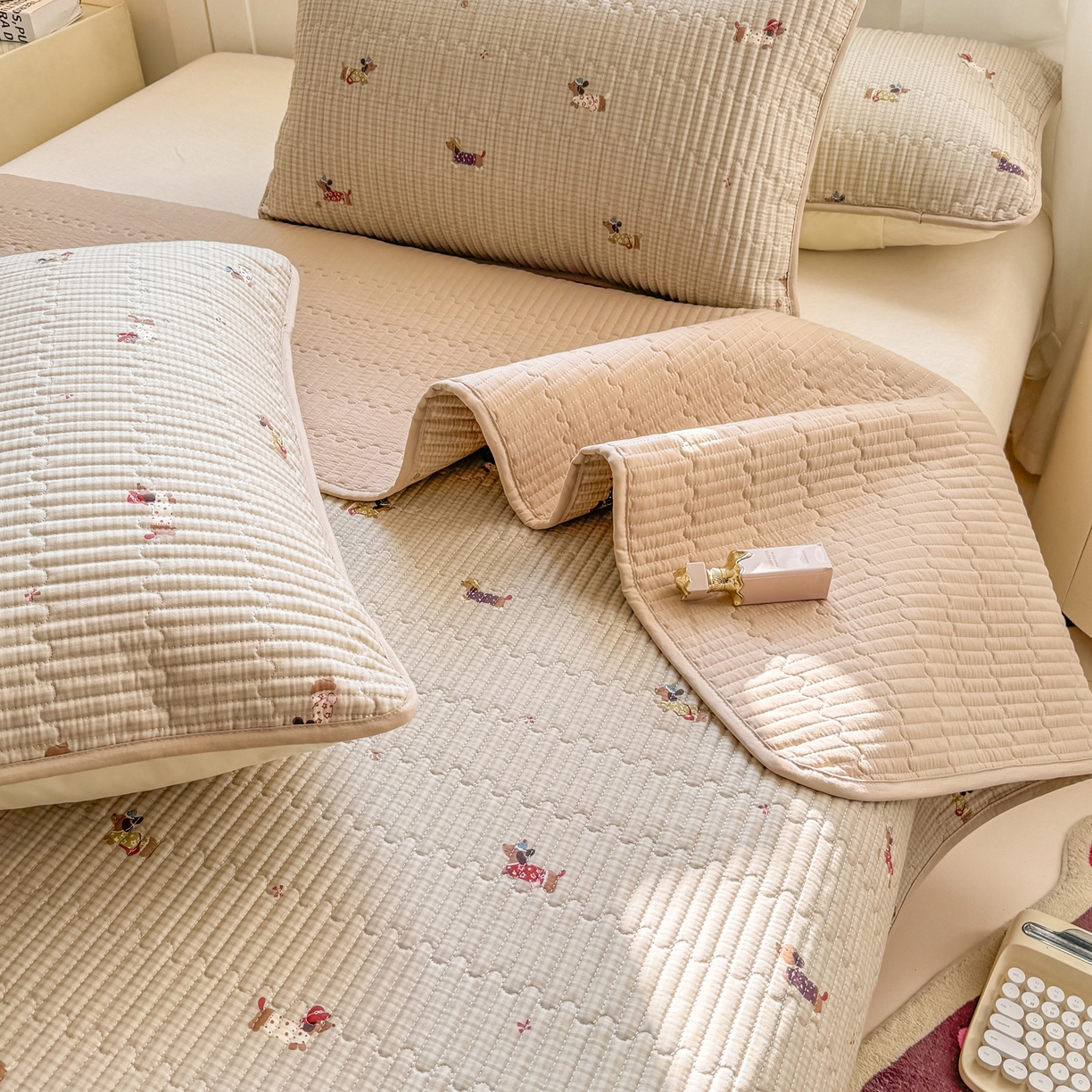 91家纺网 家纺一手货源 找家纺 康纳利 2026新款全棉床盖学生夹棉薄款床盖床垫三件套四季通用 腊肠狗