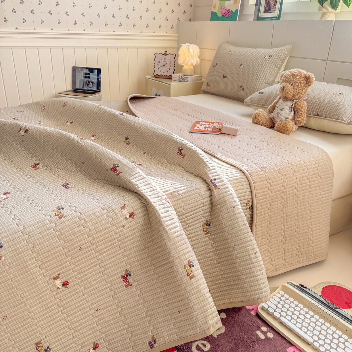 91家纺网 家纺一手货源 找家纺 康纳利 2026新款全棉床盖学生夹棉薄款床盖床垫三件套四季通用 腊肠狗