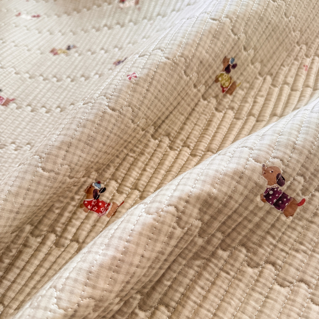 91家纺网 家纺一手货源 找家纺 康纳利 2026新款全棉床盖学生夹棉薄款床盖床垫三件套四季通用 腊肠狗