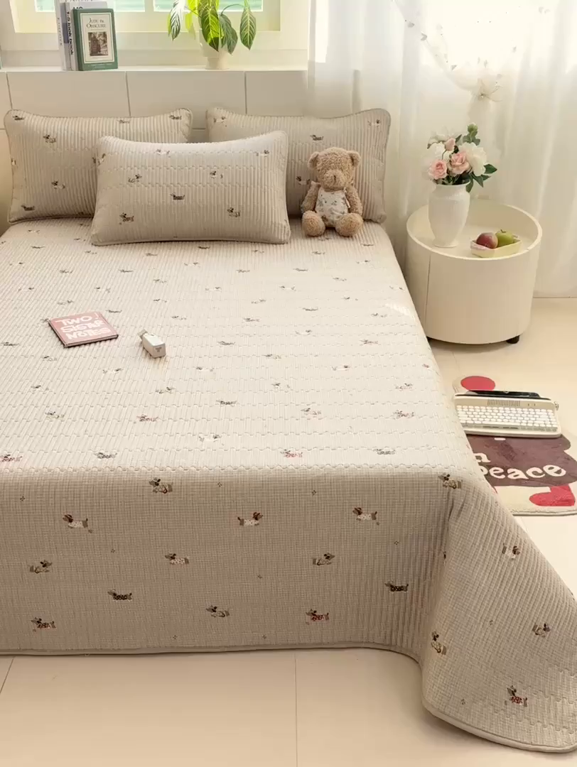 91家纺网 家纺一手货源 找家纺 康纳利 2026新款全棉床盖学生夹棉薄款床盖床垫三件套四季通用 腊肠狗