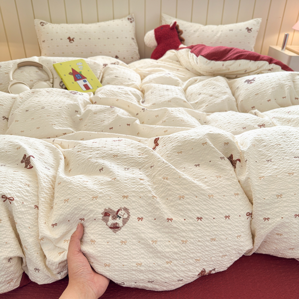 91家纺网 家纺一手货源 找家纺 德比尔斯 2026新款小清新110g高品质直播热卖款A类泡芙棉四件套 鸿运小马