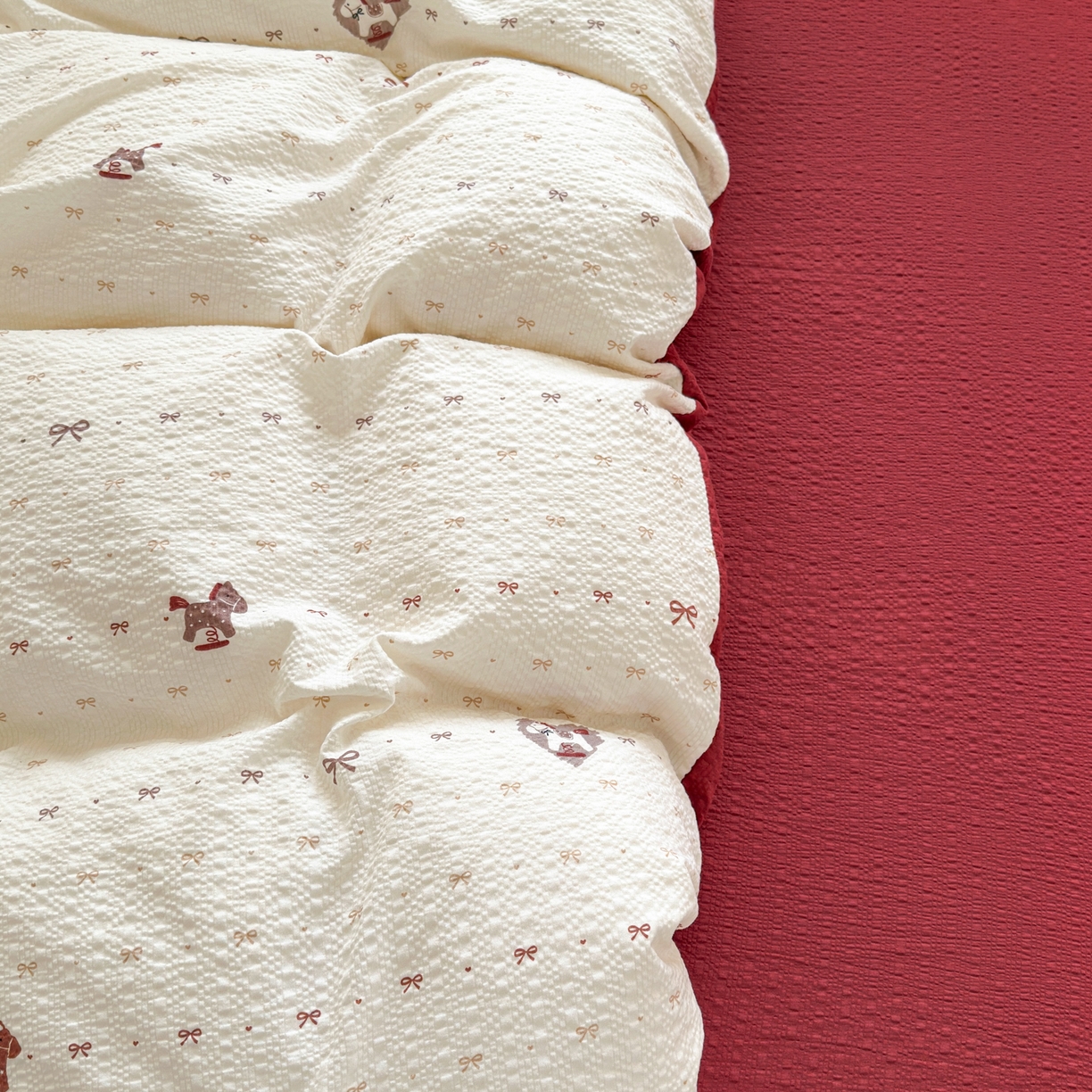 91家纺网 家纺一手货源 找家纺 德比尔斯 2026新款小清新110g高品质直播热卖款A类泡芙棉四件套 鸿运小马