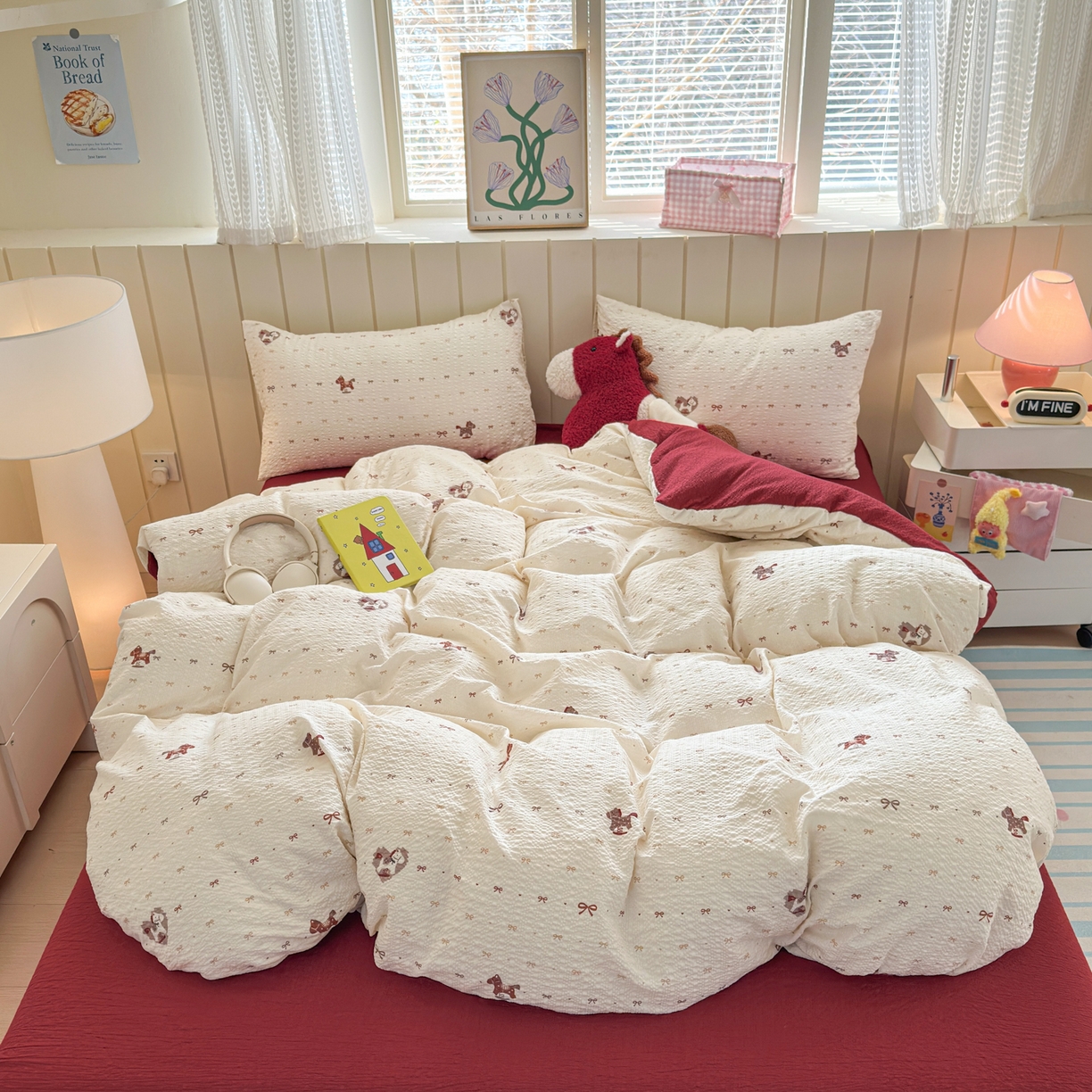 91家纺网 家纺一手货源 找家纺 德比尔斯 2026新款小清新110g高品质直播热卖款A类泡芙棉四件套 鸿运小马