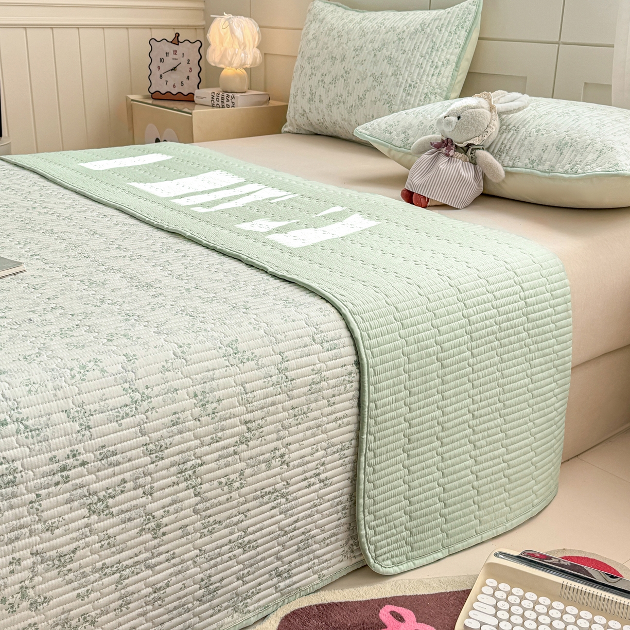 91家纺网 家纺一手货源 找家纺 康纳利 2026新款全棉床盖学生夹棉薄款床盖床垫三件套四季通用 莱茵春色