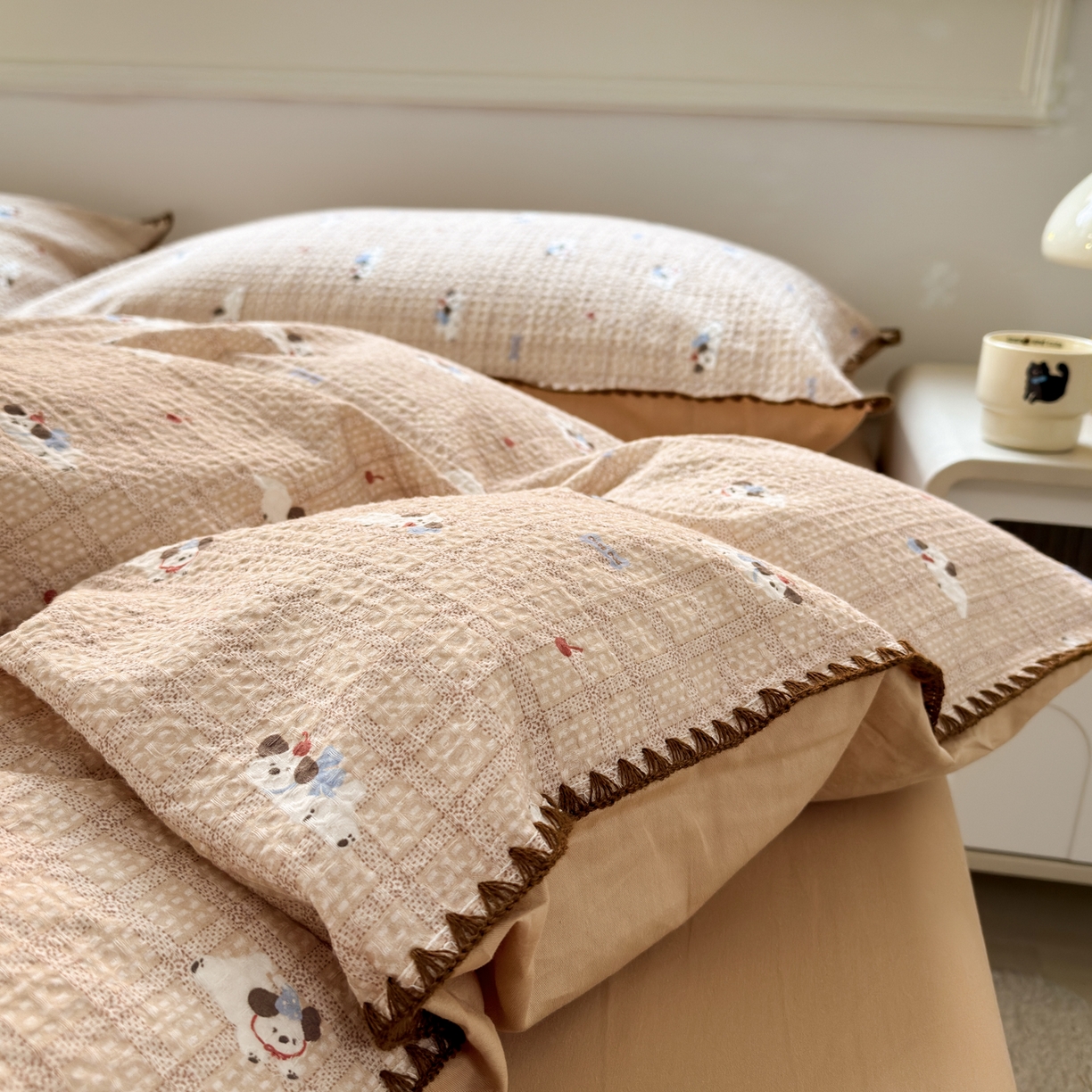 91家纺网 家纺一手货源 找家纺 雯雨家纺 2026新款全棉华夫格三角针被套 流白小狗-米