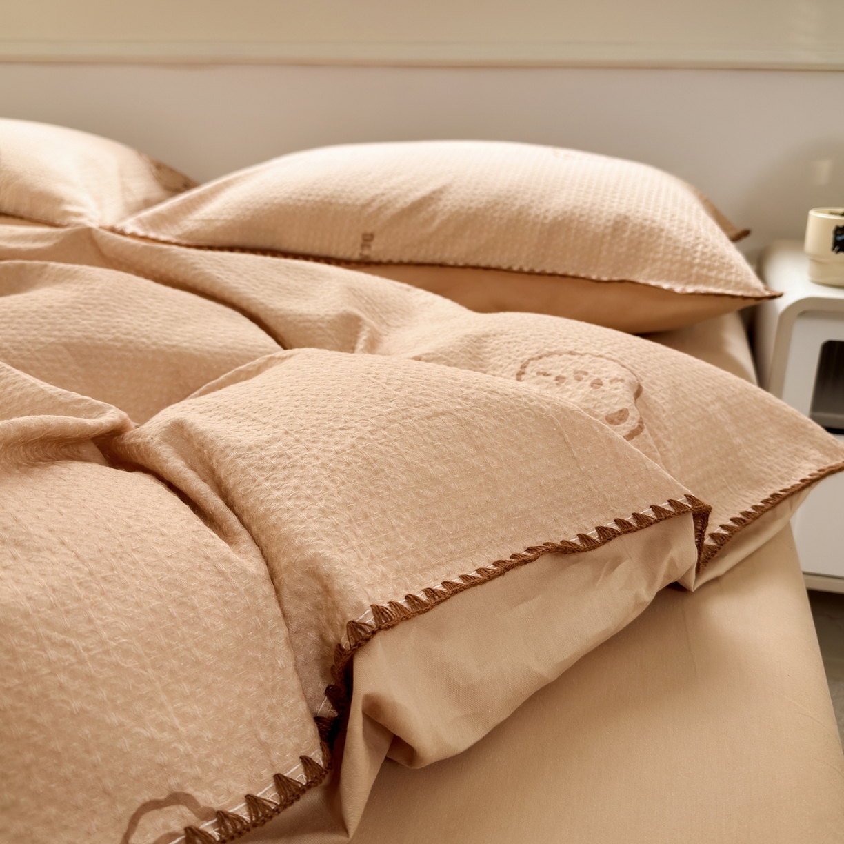 91家纺网 家纺一手货源 找家纺 雯雨家纺 2026新款全棉华夫格三角针被套 萌动时光咖