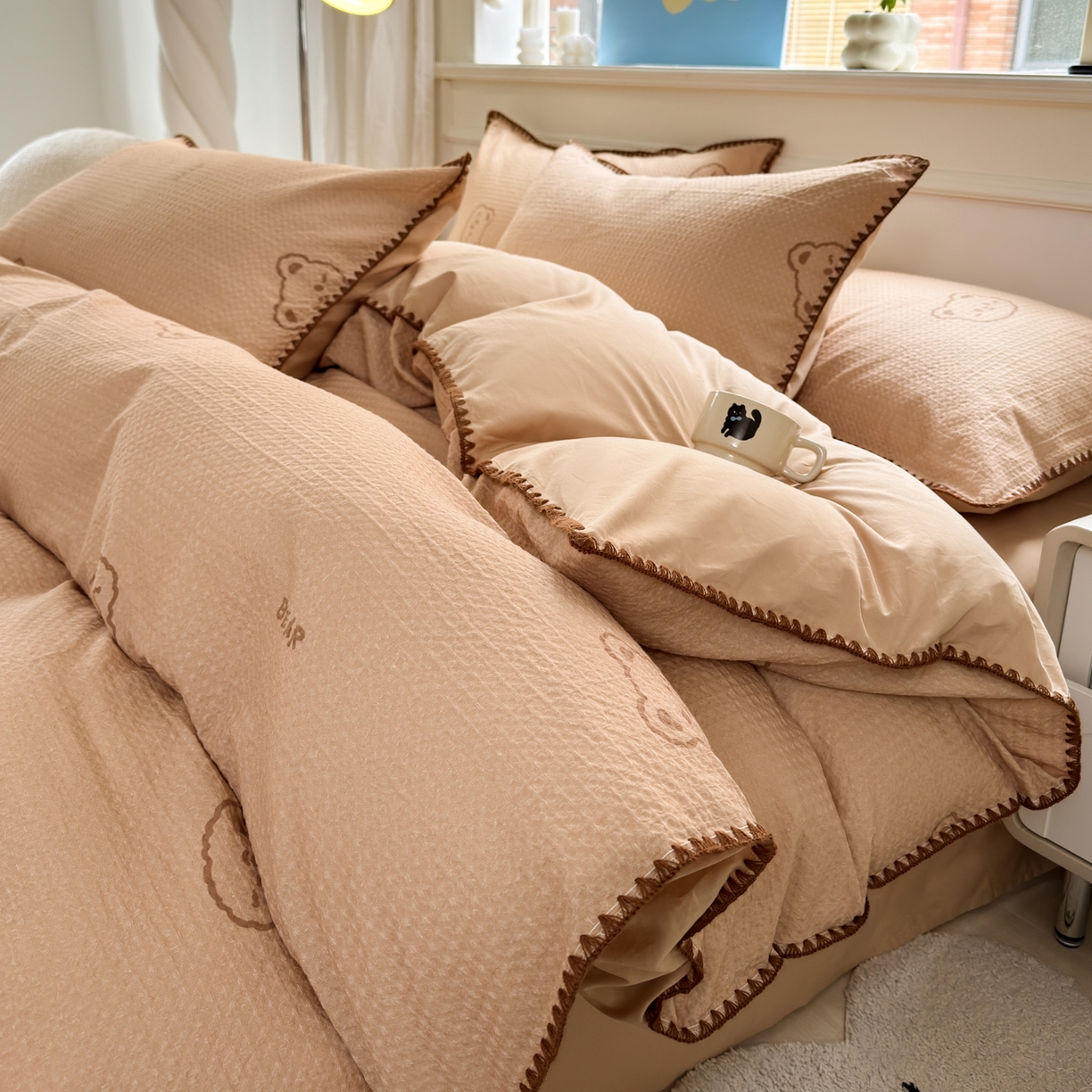 91家纺网 家纺一手货源 找家纺 雯雨家纺 2026新款全棉华夫格三角针被套 萌动时光咖