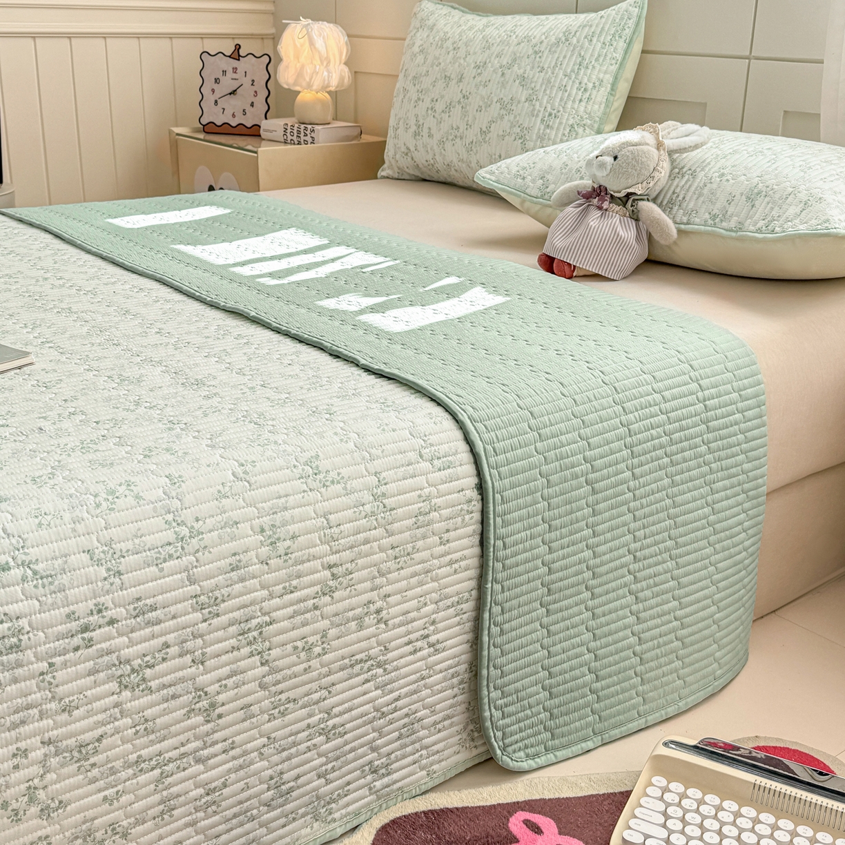 91家纺网 家纺一手货源 找家纺 康纳利 2026新款全棉床盖学生夹棉薄款床盖床垫三件套四季通用 莱茵春色