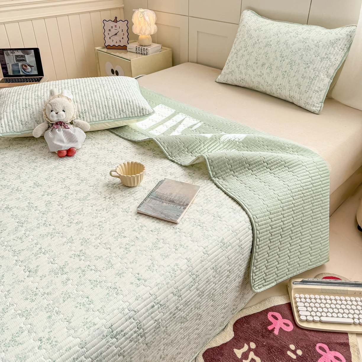 91家纺网 家纺一手货源 找家纺 康纳利 2026新款全棉床盖学生夹棉薄款床盖床垫三件套四季通用 莱茵春色