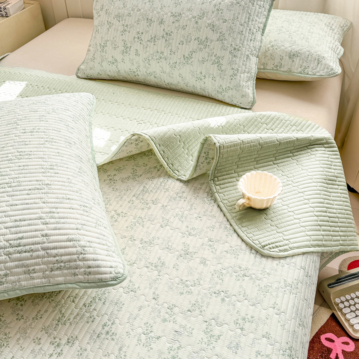 91家纺网 家纺一手货源 找家纺 康纳利 2026新款全棉床盖学生夹棉薄款床盖床垫三件套四季通用 莱茵春色