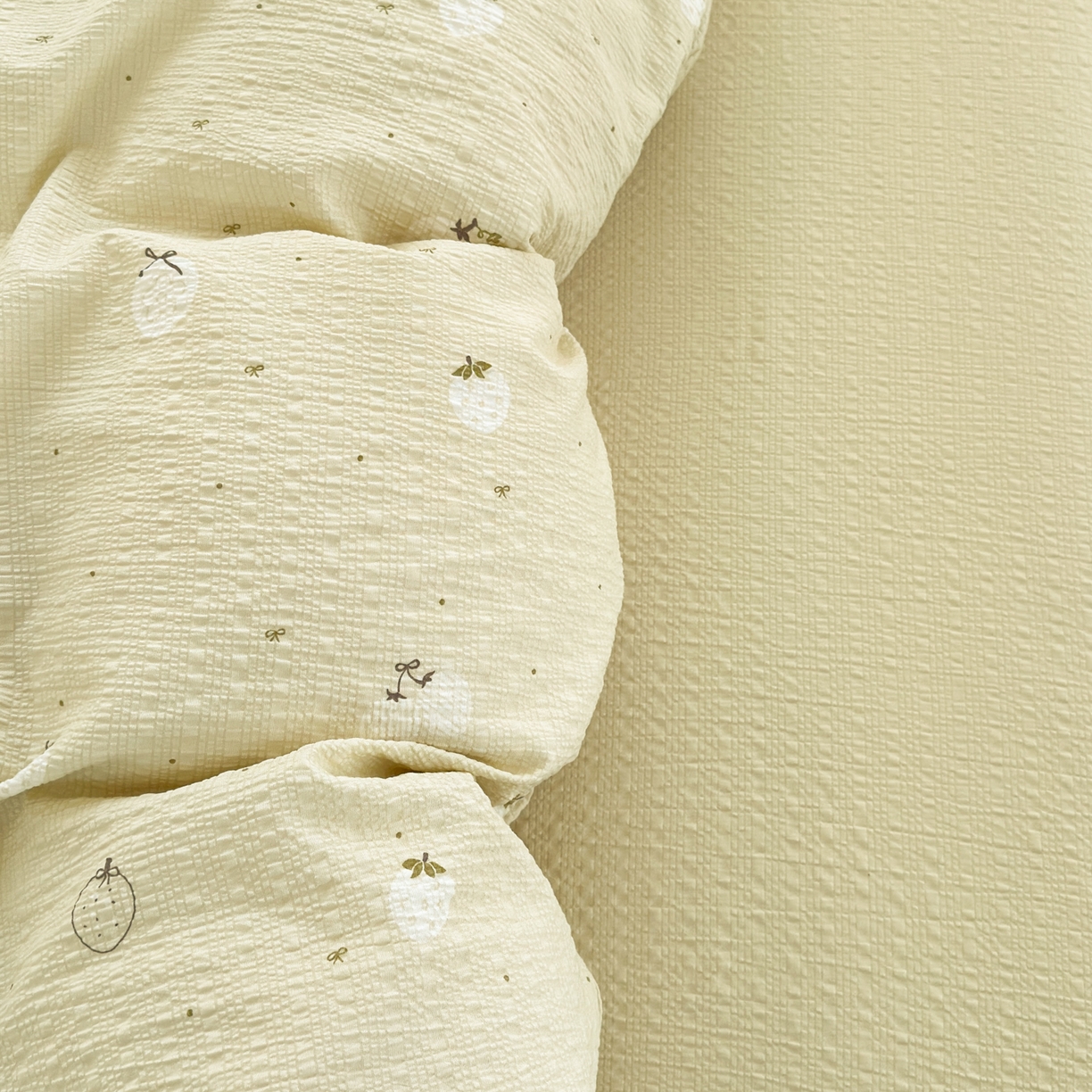 91家纺网 家纺一手货源 找家纺 德比尔斯 2026新款小清新110g高品质直播热卖款A类泡芙棉四件套 手绘草莓