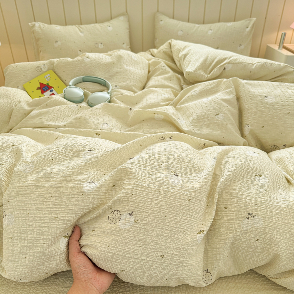 91家纺网 家纺一手货源 找家纺 德比尔斯 2026新款小清新110g高品质直播热卖款A类泡芙棉四件套 手绘草莓