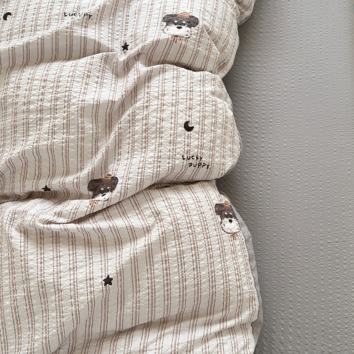 91家纺网 家纺一手货源 找家纺 德比尔斯 2026新款小清新110g高品质直播热卖款A类泡芙棉四件套 条纹狗