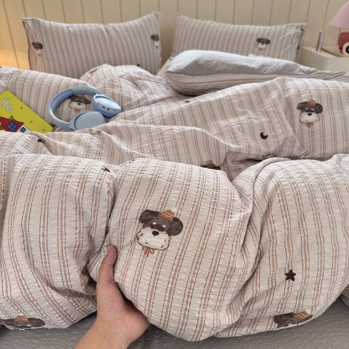 91家纺网 家纺一手货源 找家纺 德比尔斯 2026新款小清新110g高品质直播热卖款A类泡芙棉四件套 条纹狗