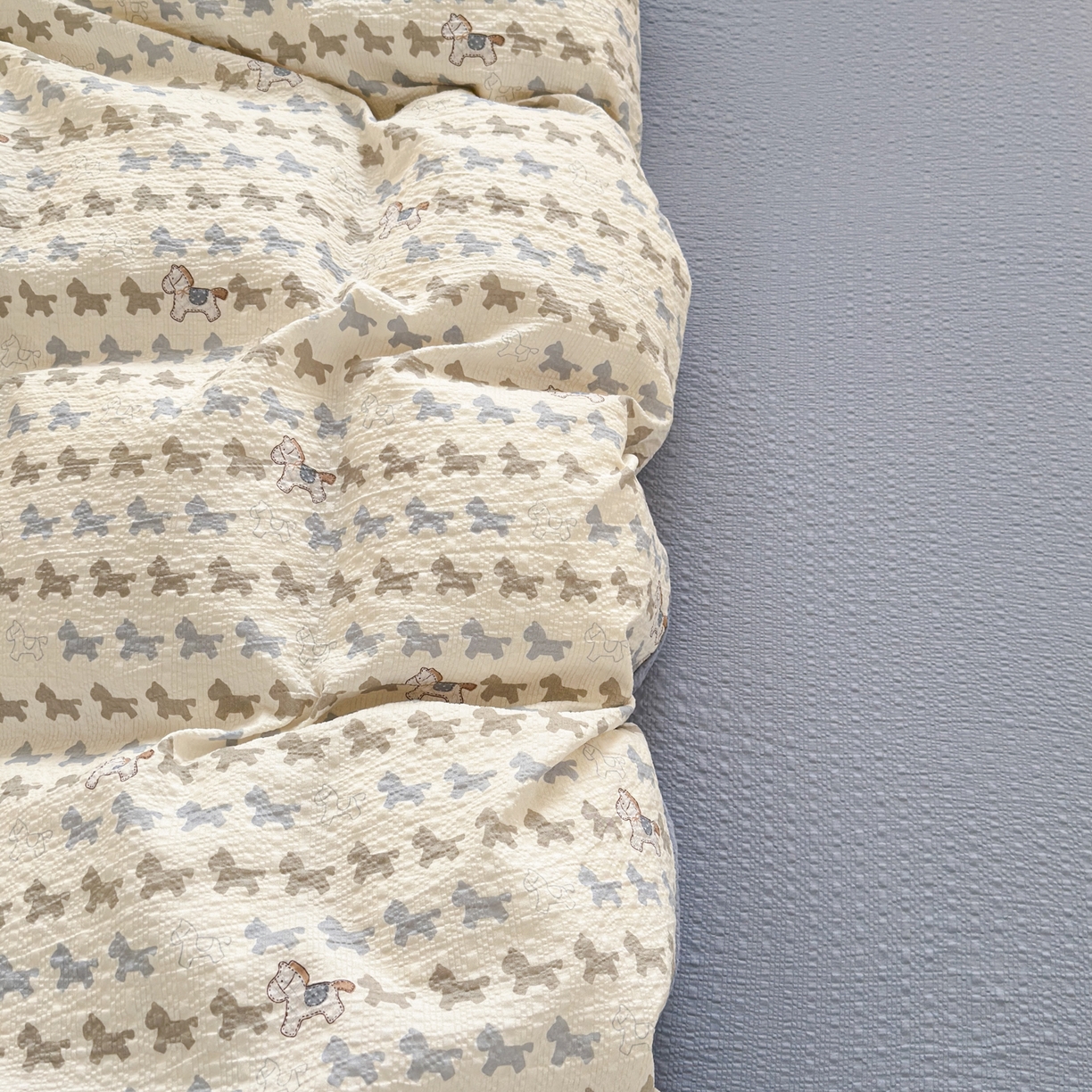 91家纺网 家纺一手货源 找家纺 德比尔斯 2026新款小清新110g高品质直播热卖款A类泡芙棉四件套 小马派对