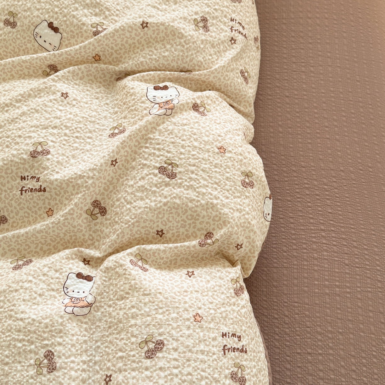 91家纺网 家纺一手货源 找家纺 德比尔斯 2026新款小清新110g高品质直播热卖款A类泡芙棉四件套 樱桃小猫